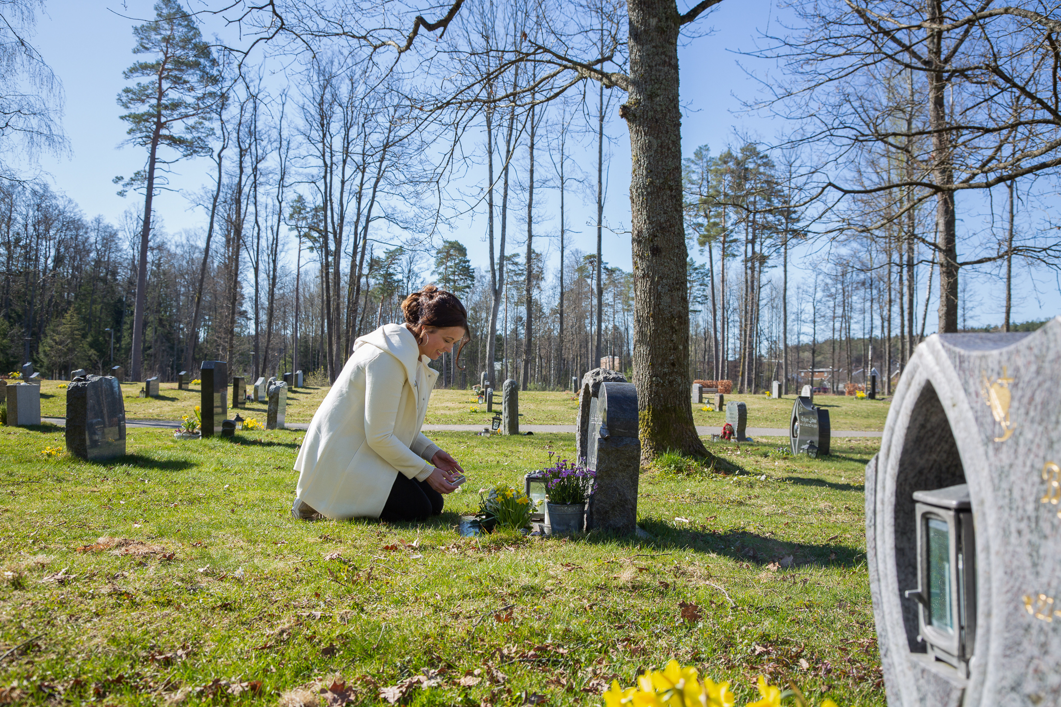 Hilde Ødegård sitter ved graven