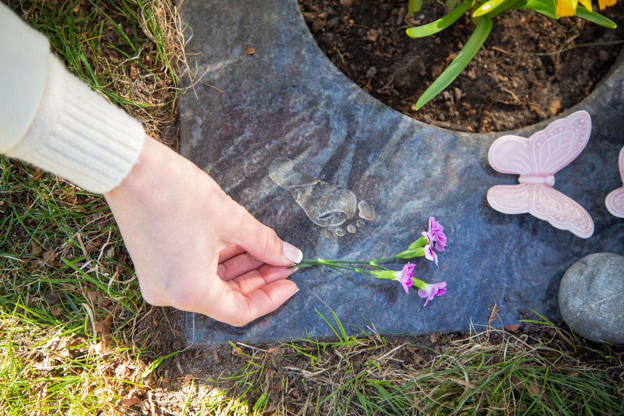 Amélies lille fotavtrykk er gravert inn i steinen.