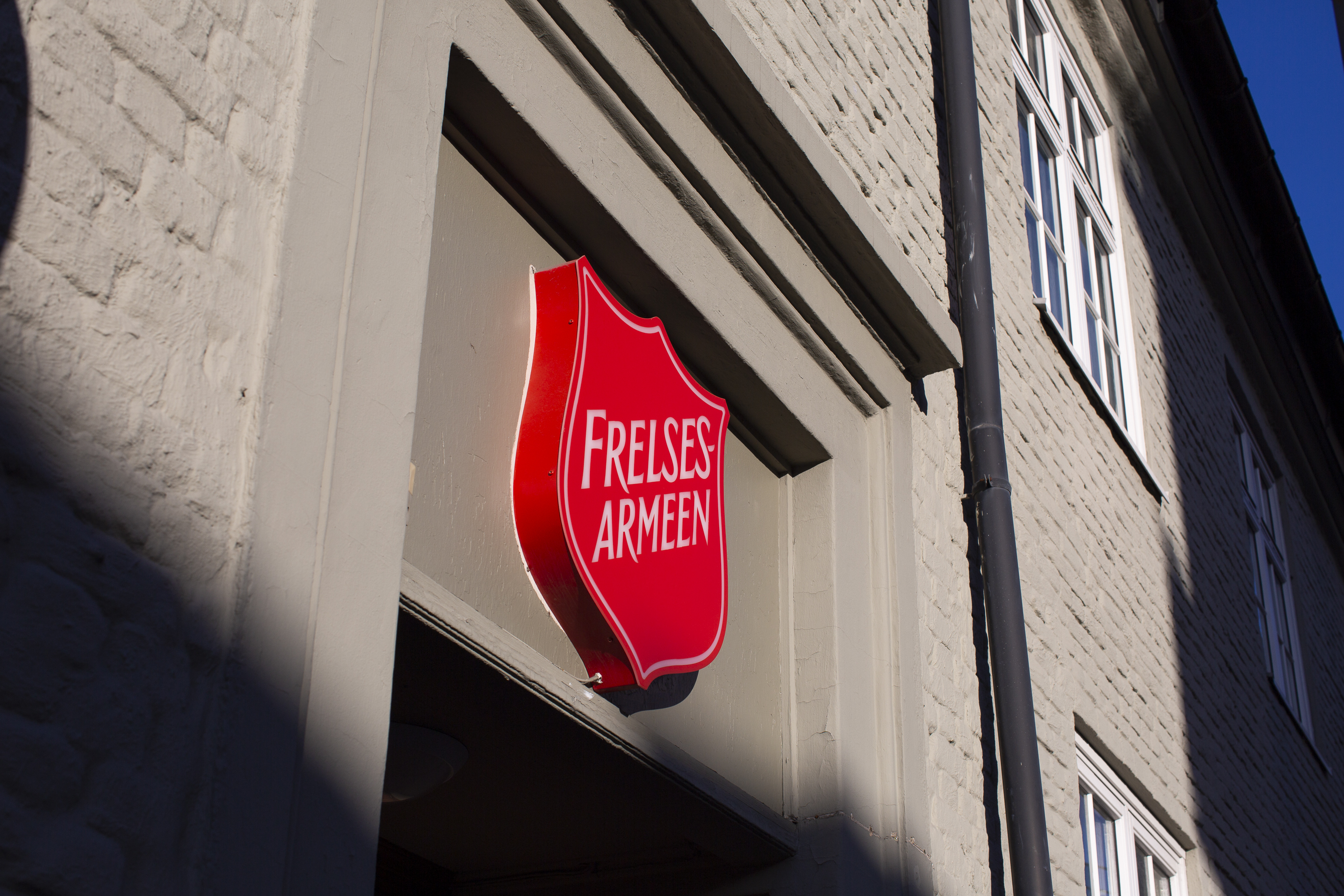 Frelsesarmeens skjold på veggen på Pårørendehuset