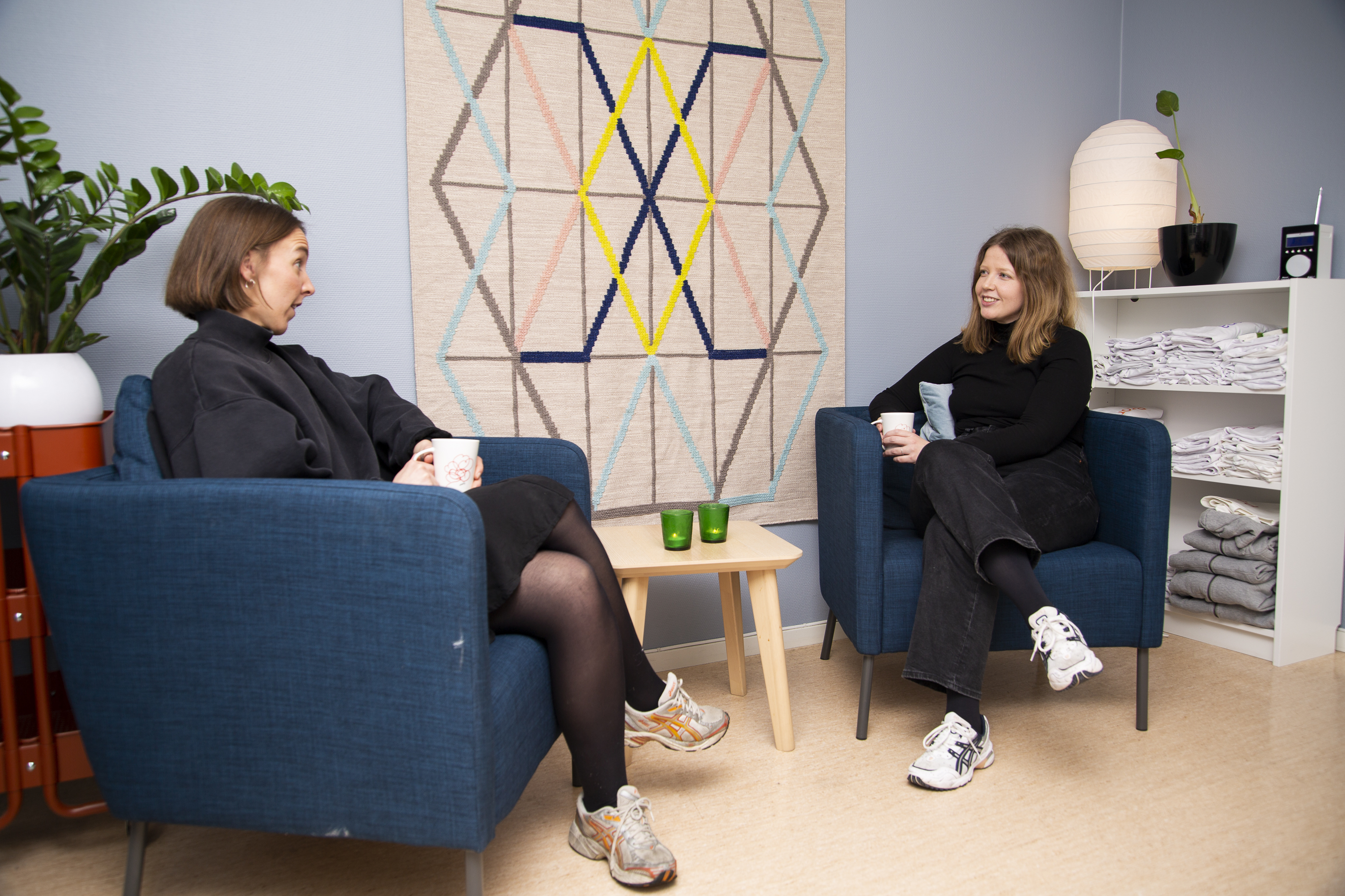 to terapeuter sitter i stoler på Pårørendehuset