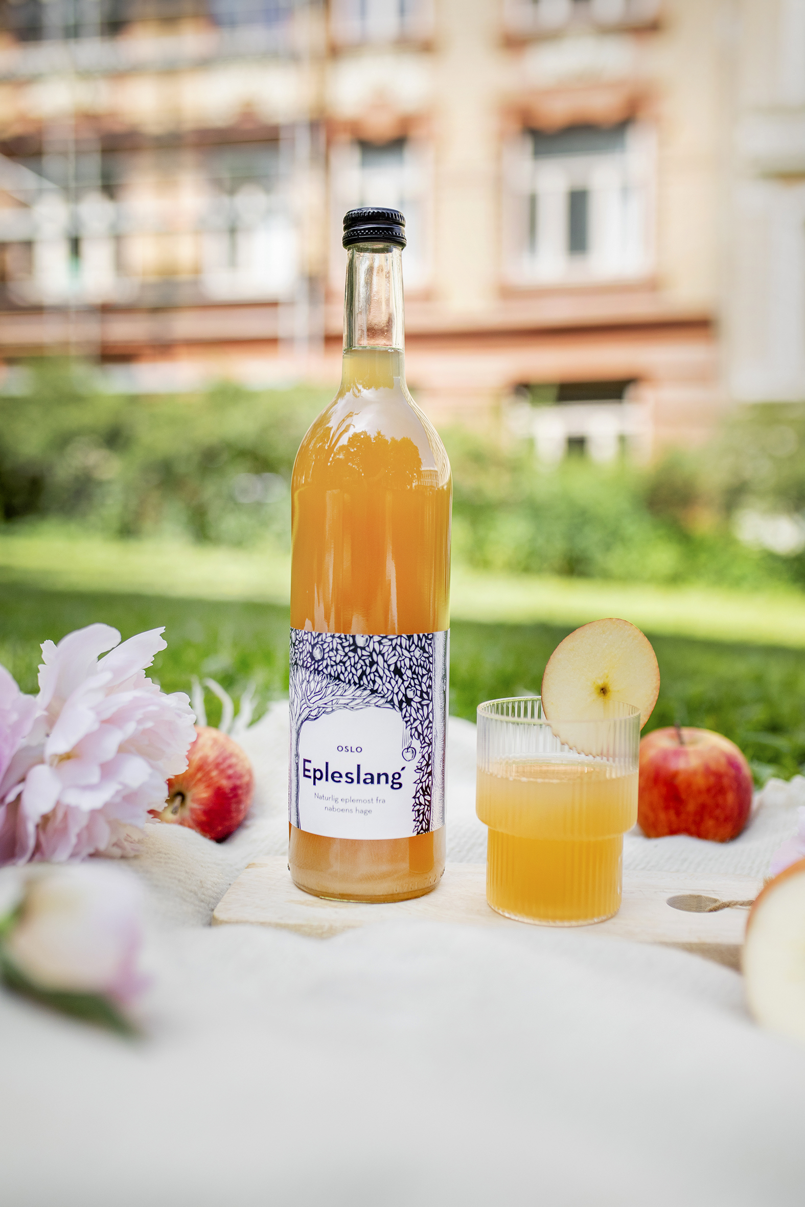 En flaske Epleslang i grønne og sommerlige omgivelser