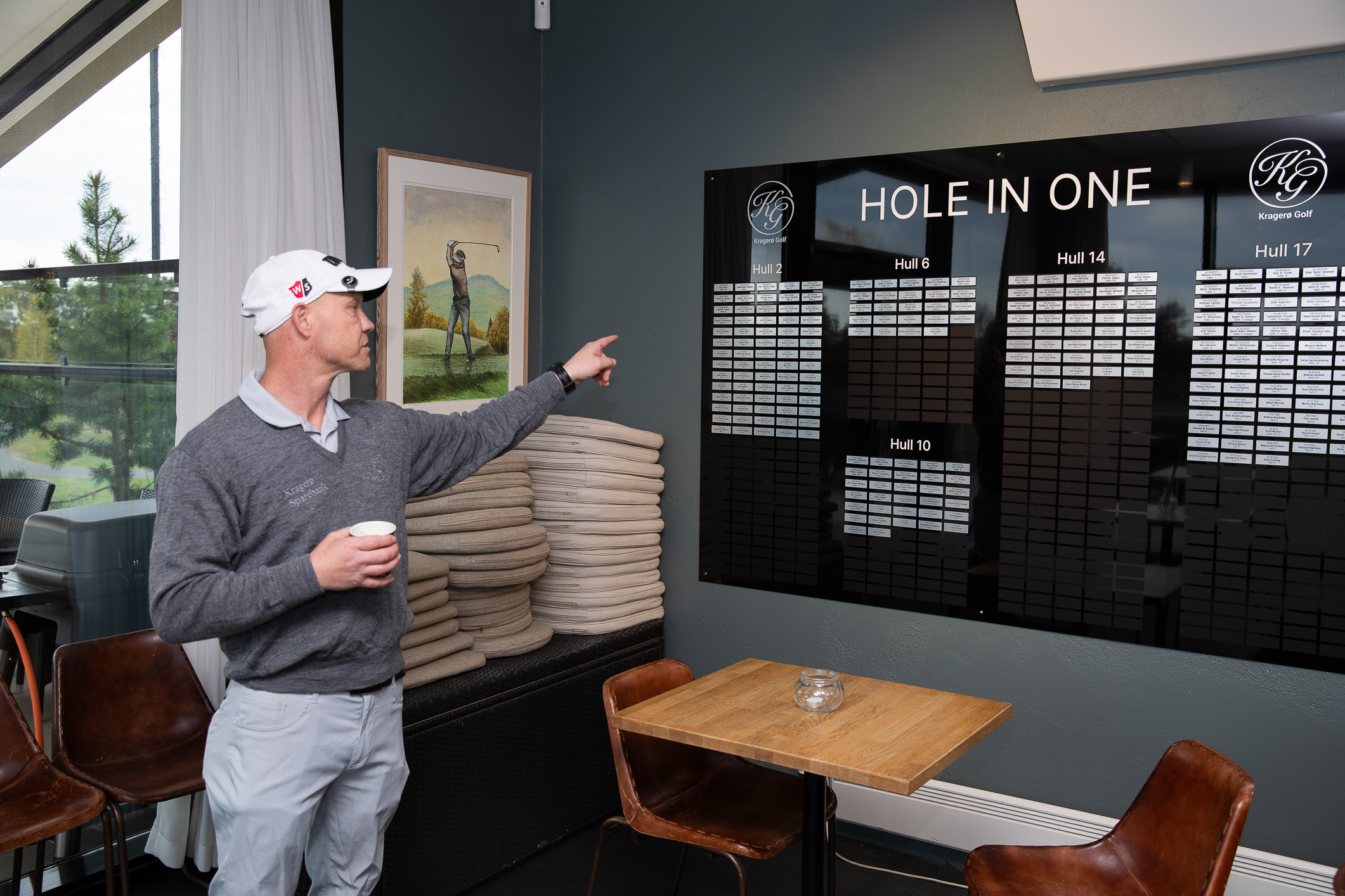 Foto: To bilder der det første viser en mann som peker opp på en tavle på et kontor der det står "Hole in One". Det andre bildet viser ham på banen, sett gjennom den luftige golfbilen.