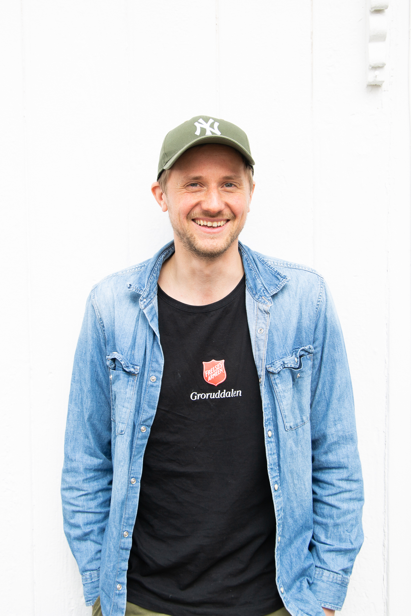 Andreas Welander som smiler foran en hvit vegg