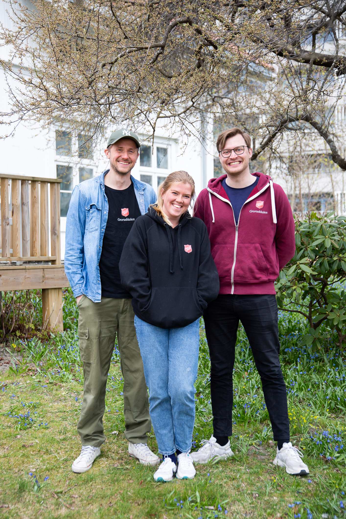 Andreas, Åse Kari og Daniel utenfor Stig Gård i Groruddalen.