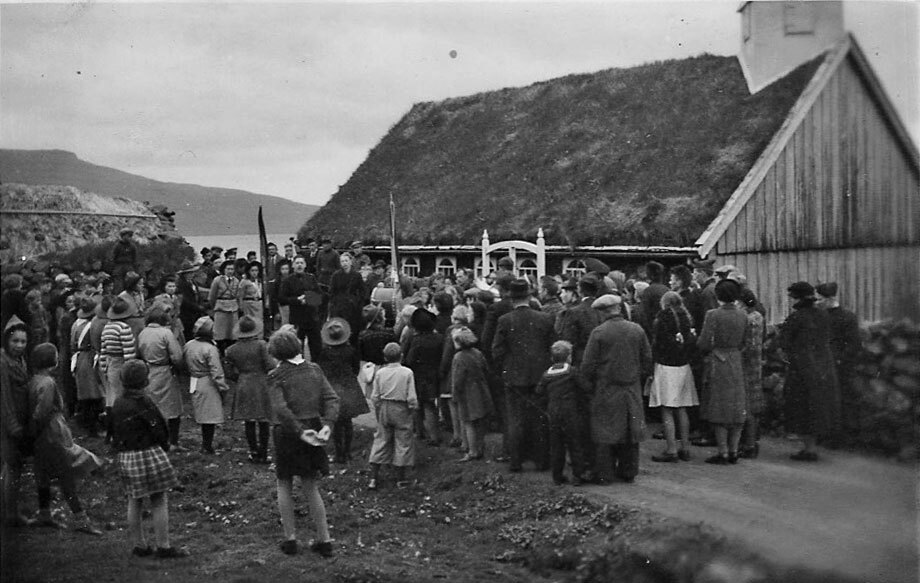 To svart-hvitt foto: Det første er av gammelt hus med torvtak. Utenfor står mange mennesker og lytter til noen som taler. Den andre er av en gjeng barn- og unge sitte bakpå et åpent lasteplan.