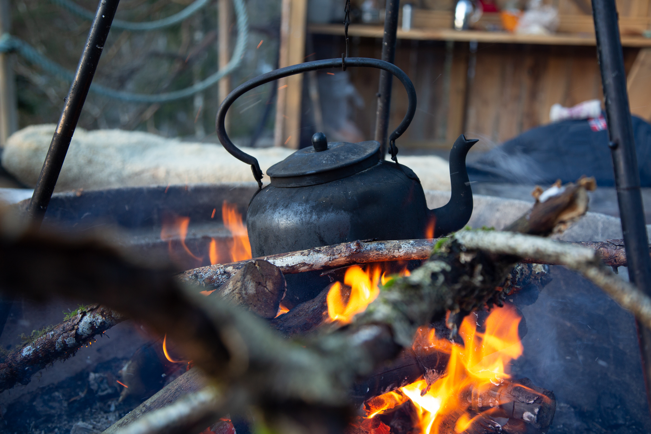 Kaffen koker på bålet mens lunsjen gjøres klar for speiderne.