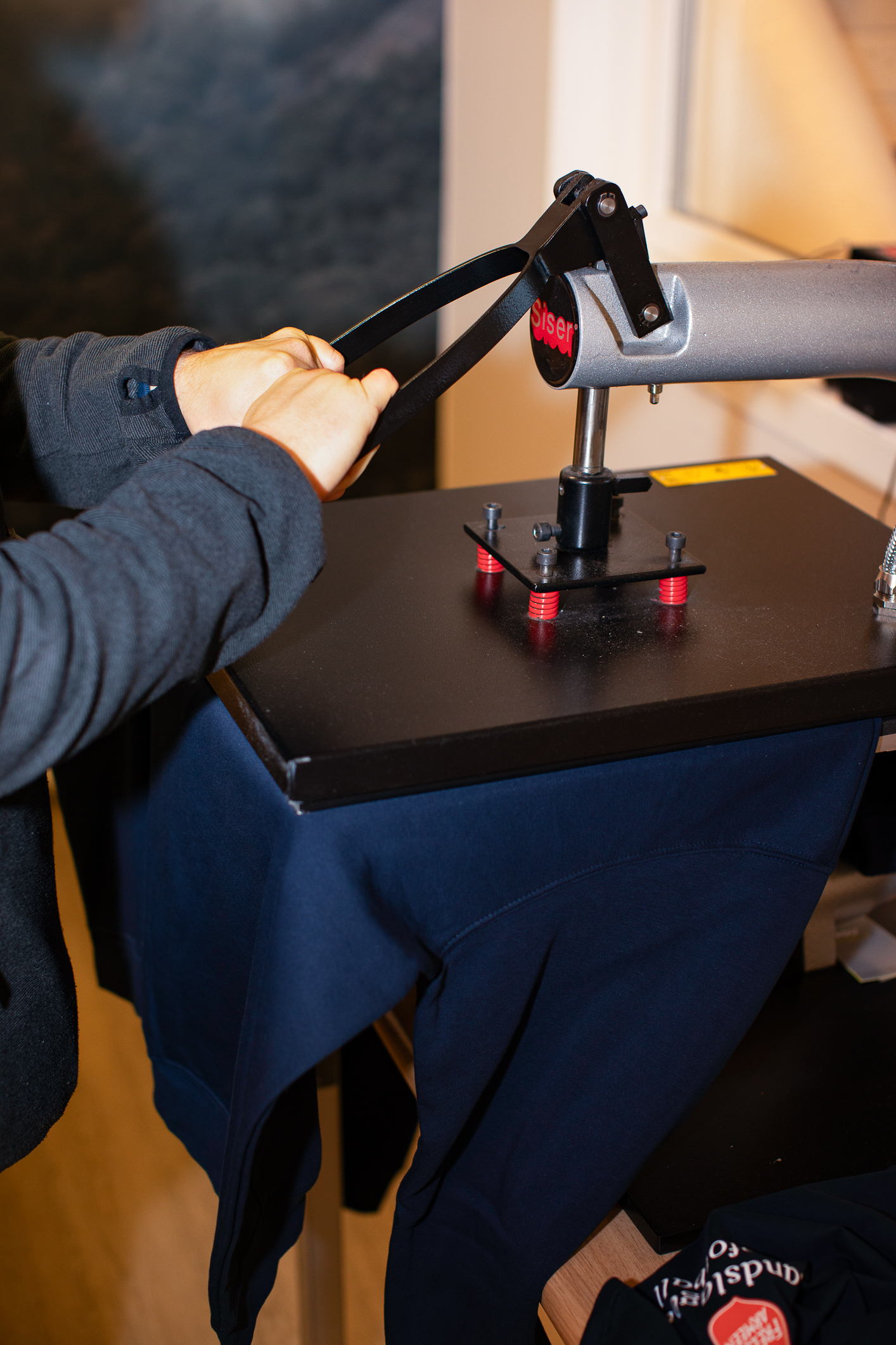 To bilder. Det til venstre viser når to hender presser noe på en mørk bakgrunn. Det til høyre vises resultatet med påskrift.