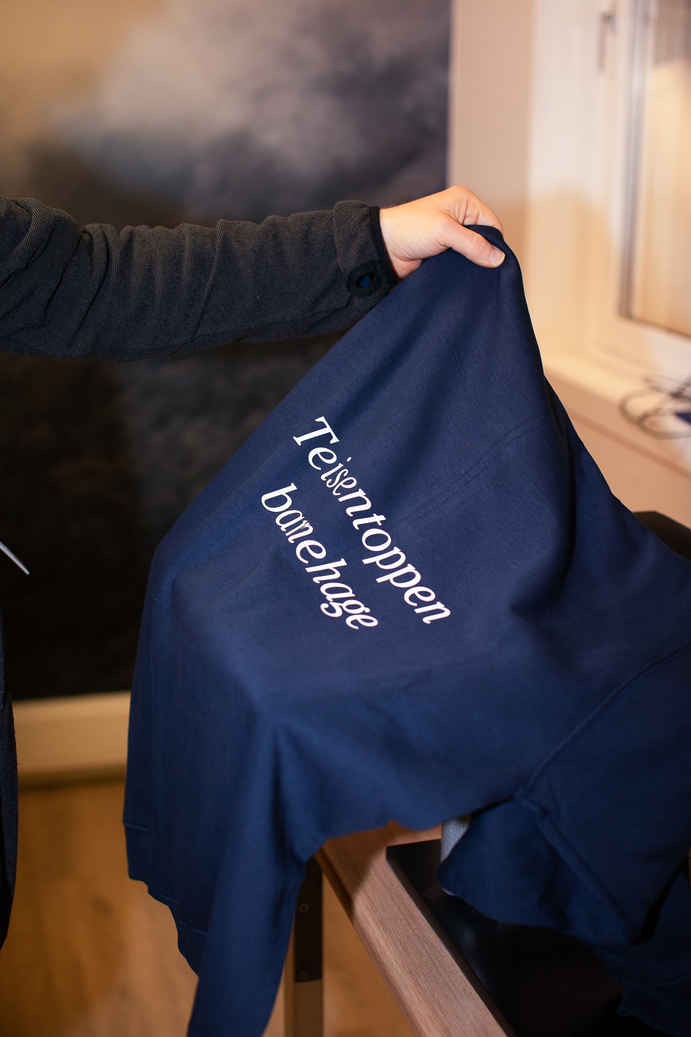 To bilder. Det til venstre viser når to hender presser noe på en mørk bakgrunn. Det til høyre vises resultatet med påskrift.