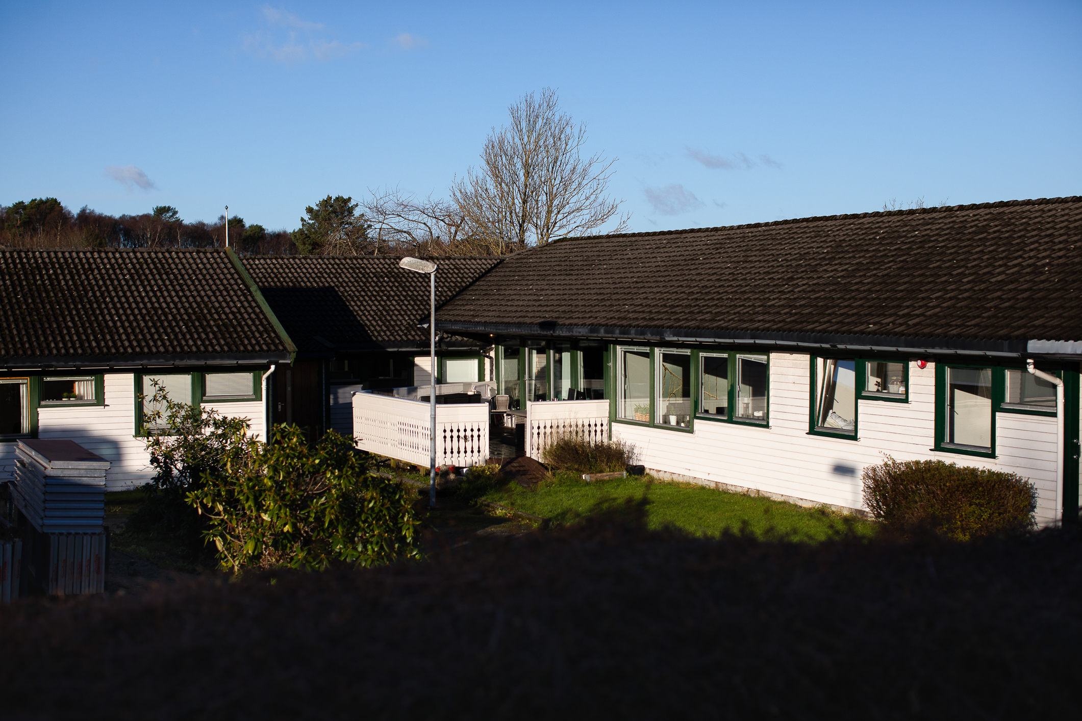 Foto: Klynge med flere, lave hvitmalte 70-tallshus.