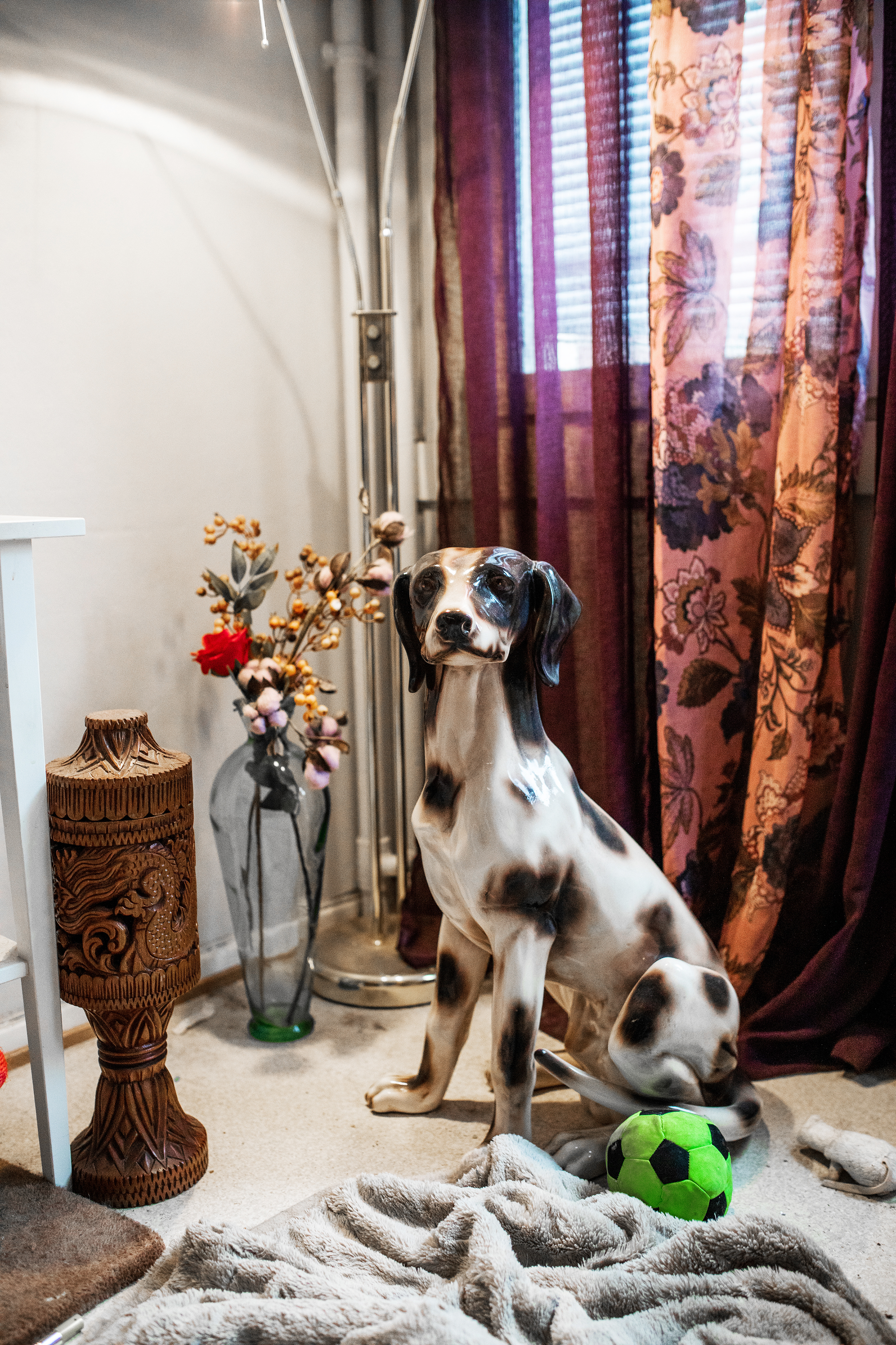 En porselens hund i full størrelse står til pynt i Aleksander sin lelighet.