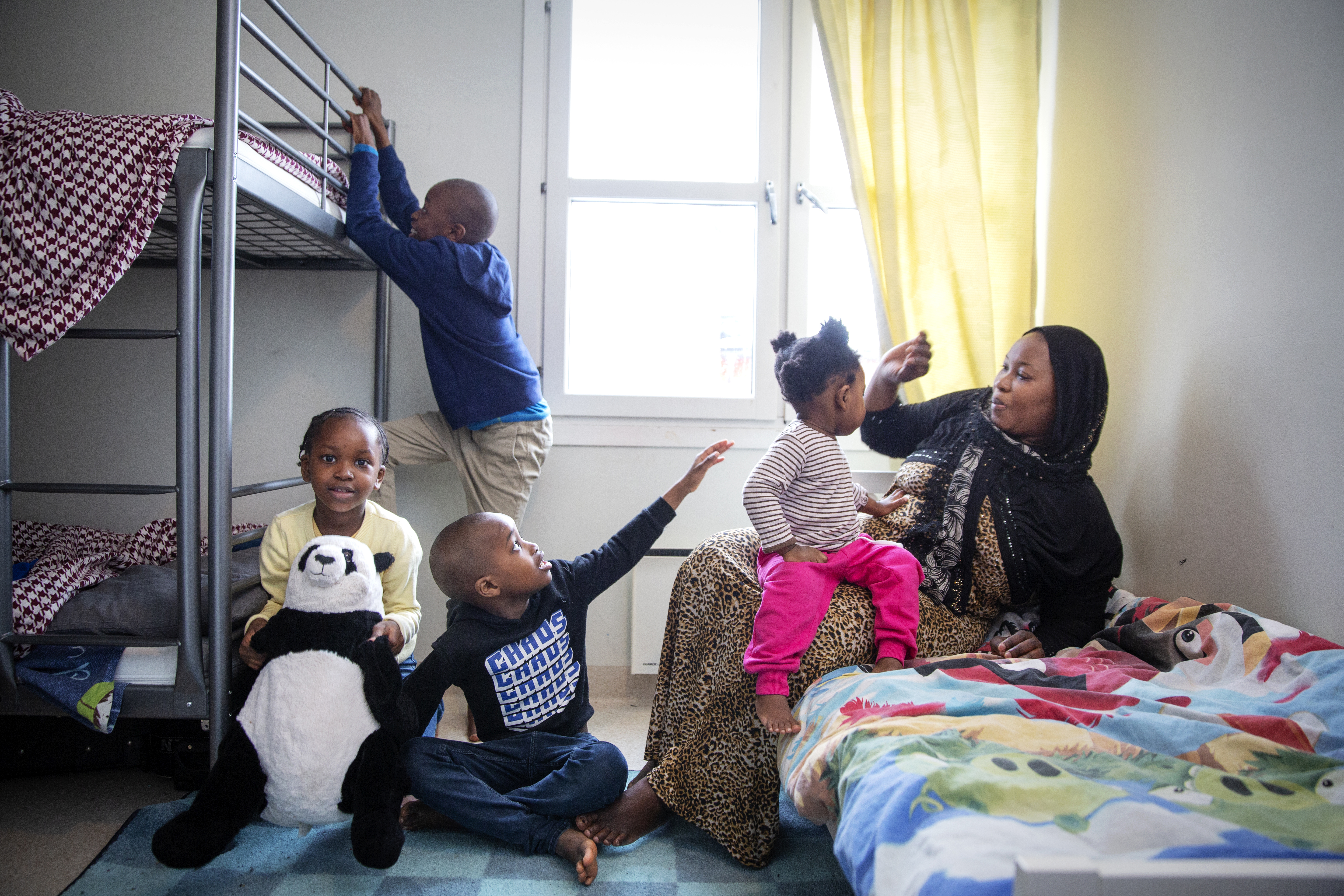 bilde av mor og barn på rom med køyesenger i ny leilighet