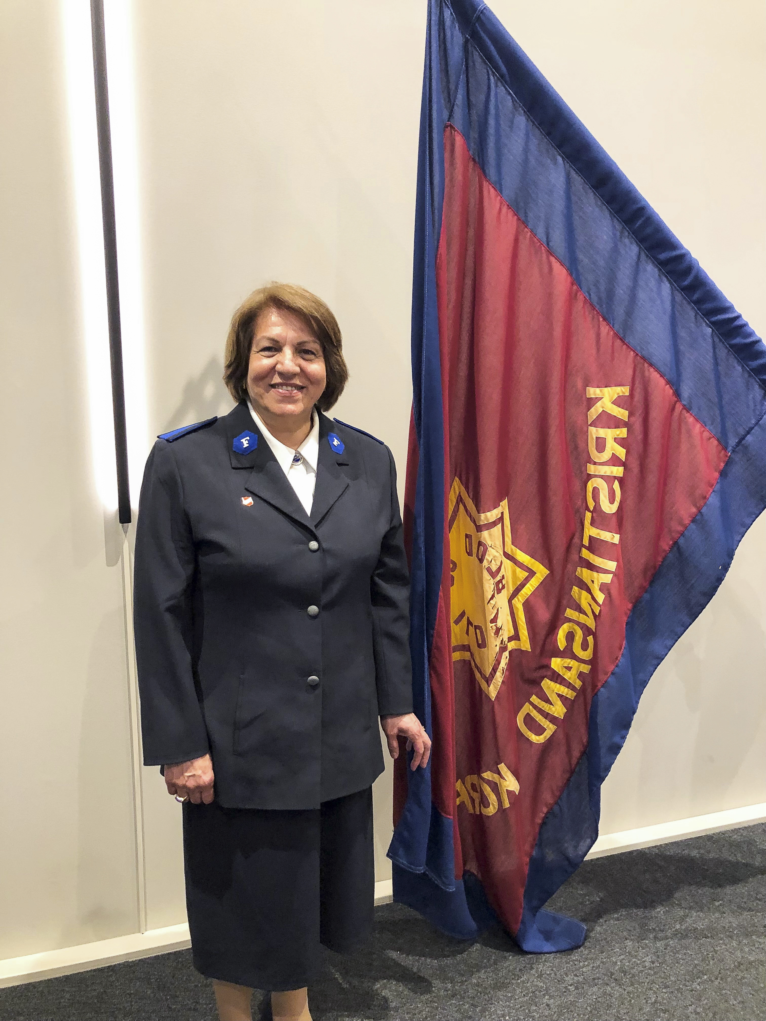 Fatemeh i soldatuniform foran Frelsesarmeens flagg. På bilde to står hun og vasker opp på kjøkkenet hos Frelsesarmeen i Kristiansand.