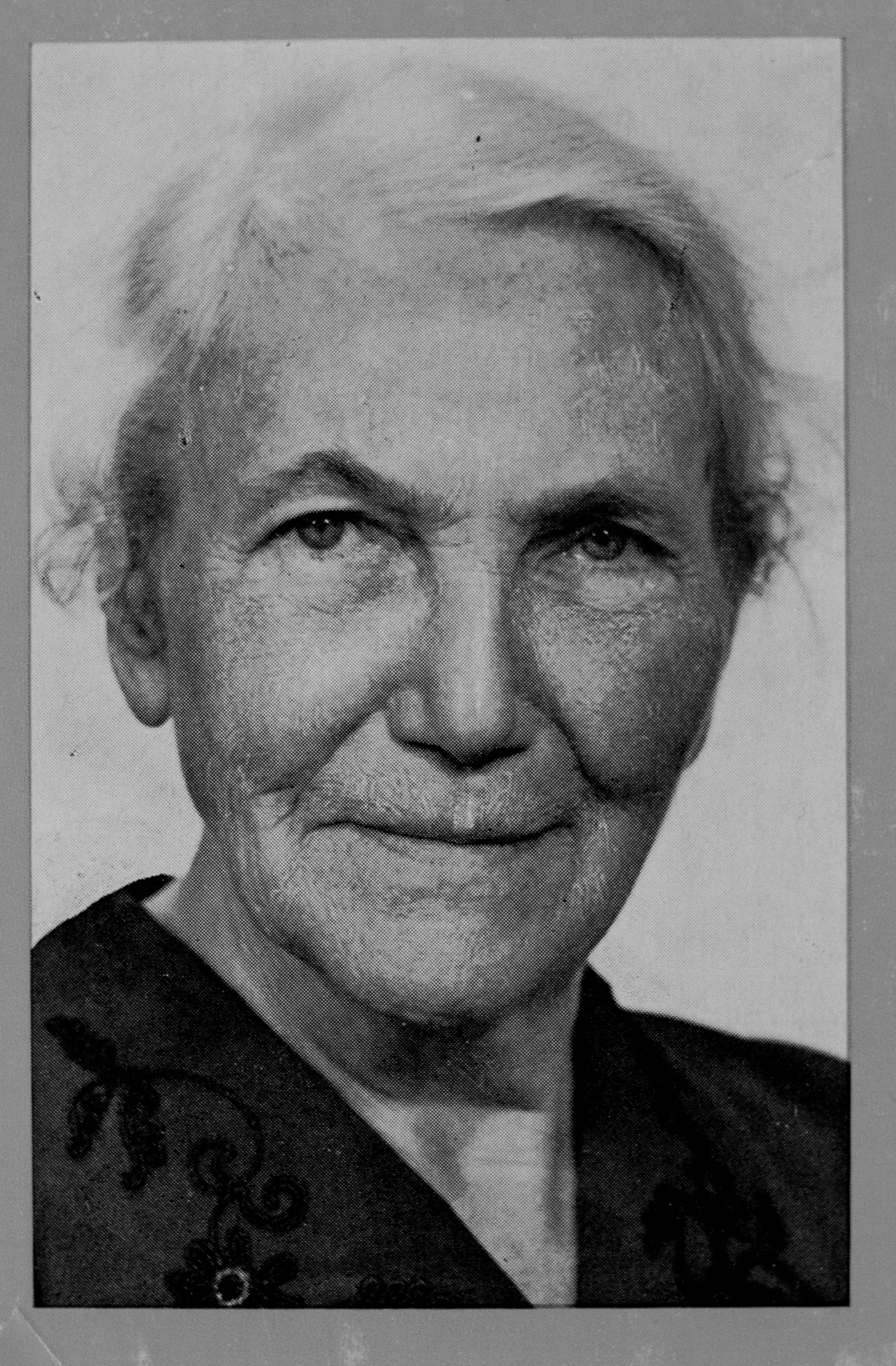 Bildene er sort-hvitt ansiktsportretter av Ida Mathisen og Martin Fagerli. Mathisen ser i kamera og smiler, bildet av Fagerli er tatt i profil.