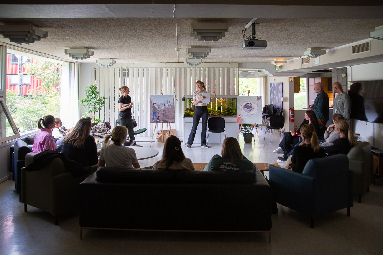 Fra overrekkelsen av maleriene