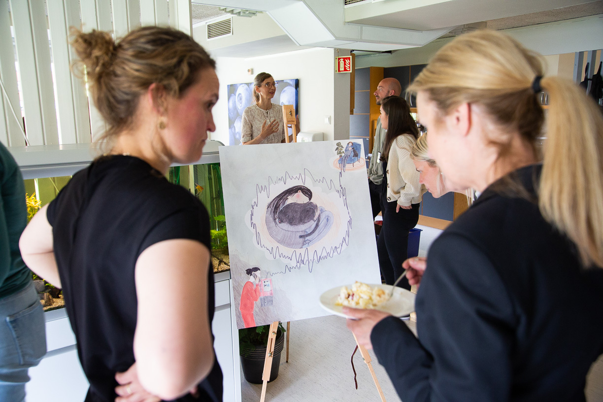 To personer ser på et av de utstilte kunstverkene.