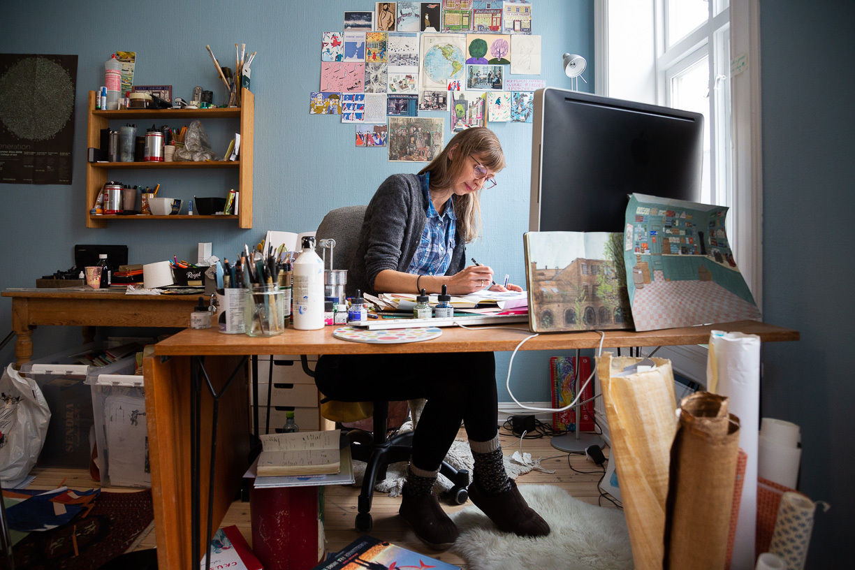 Illustratøren Signe Torp i arbeidsrommet sitt
