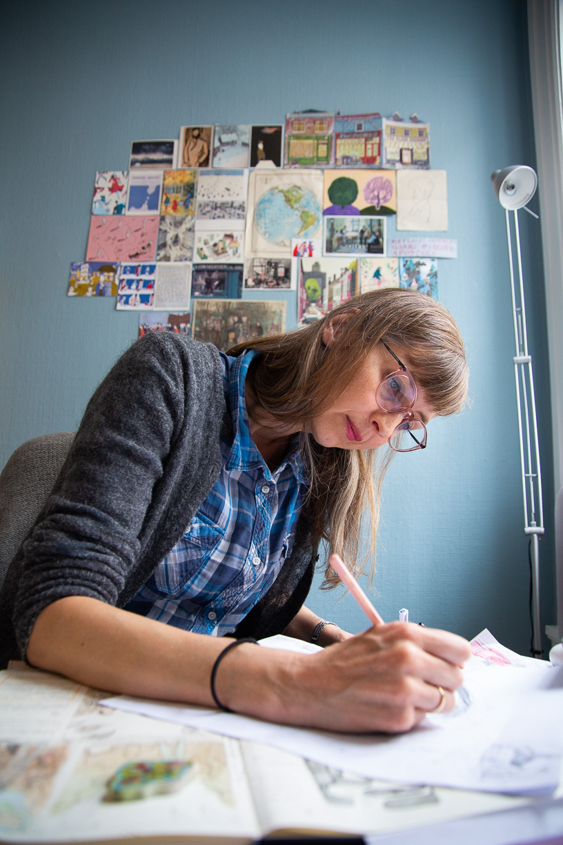 Illustratør Signe Torp arbeider på arbeidsrommet