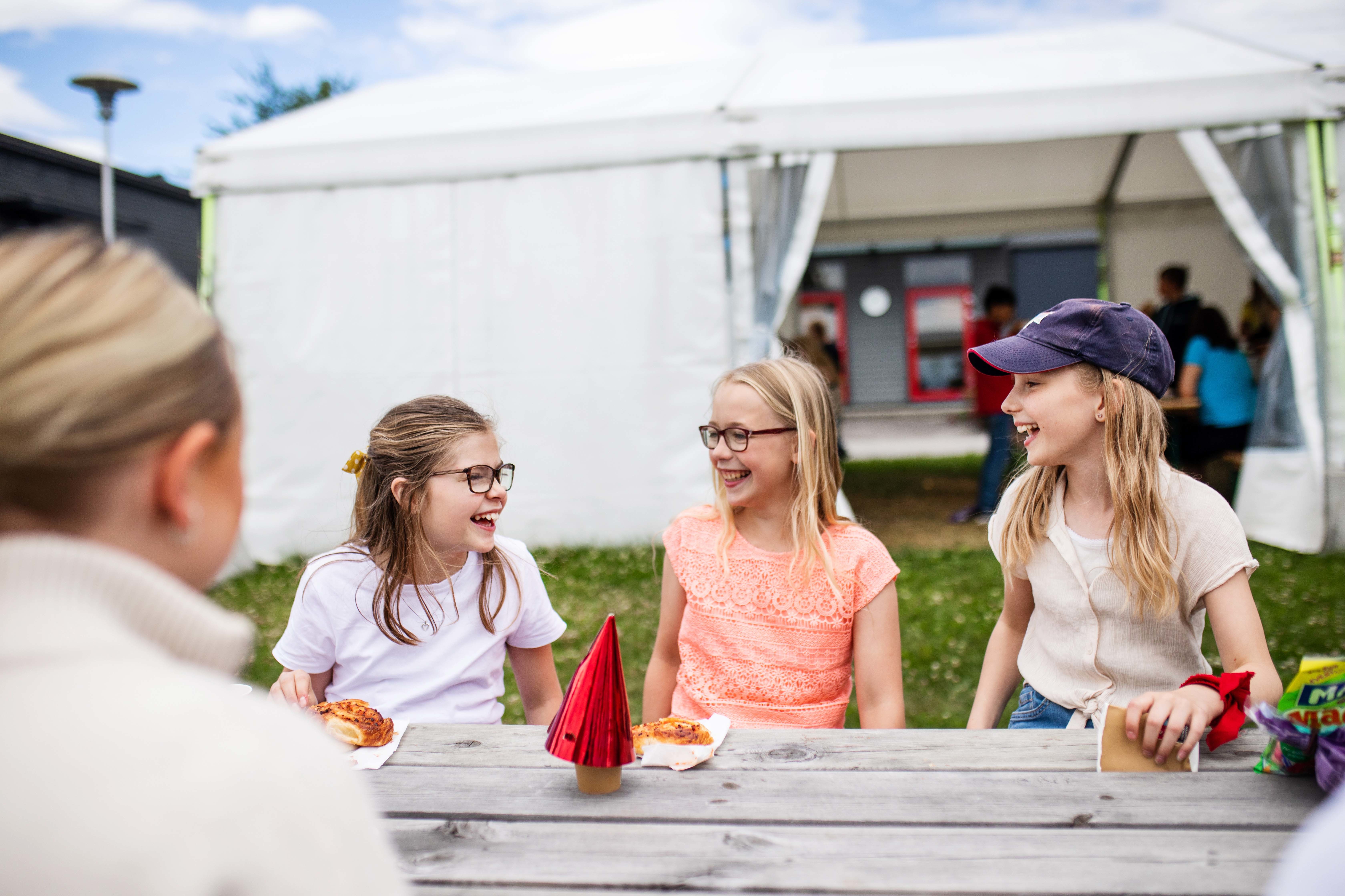 Fire glade barn er med i tautrekking konkurranse