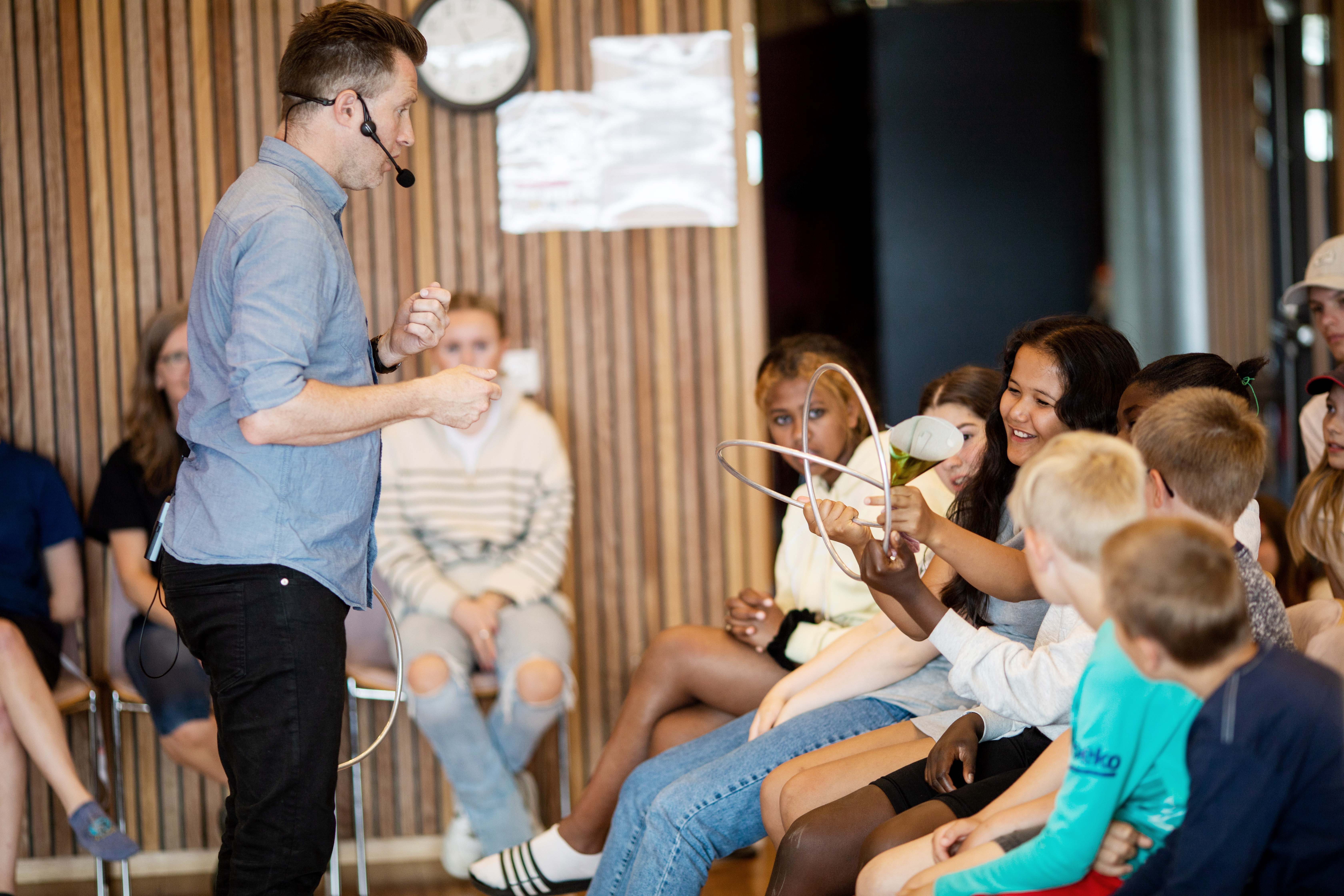 En tryllekunstner underholder barna