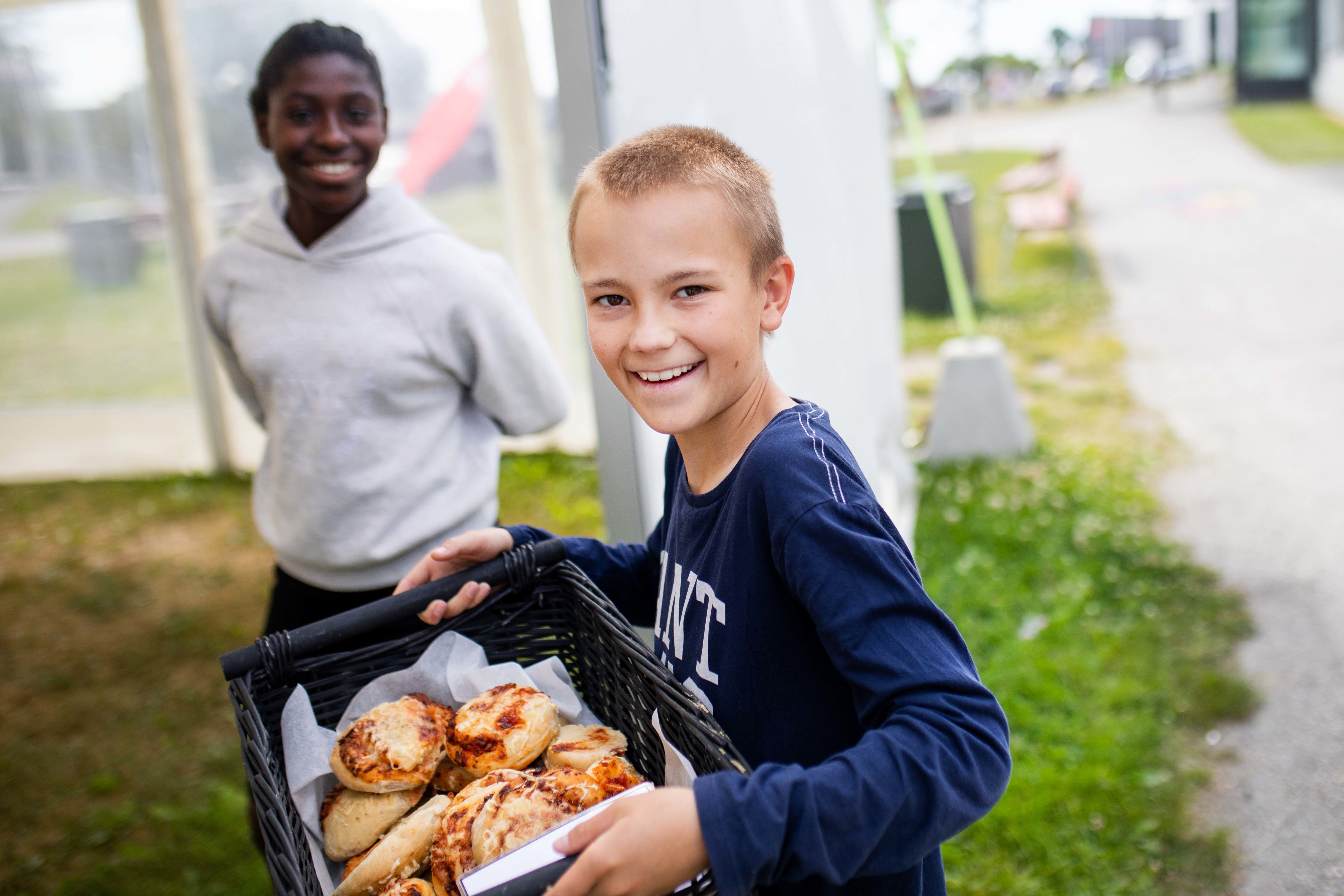 Barna på leieren får servert deilig bakst av lederne