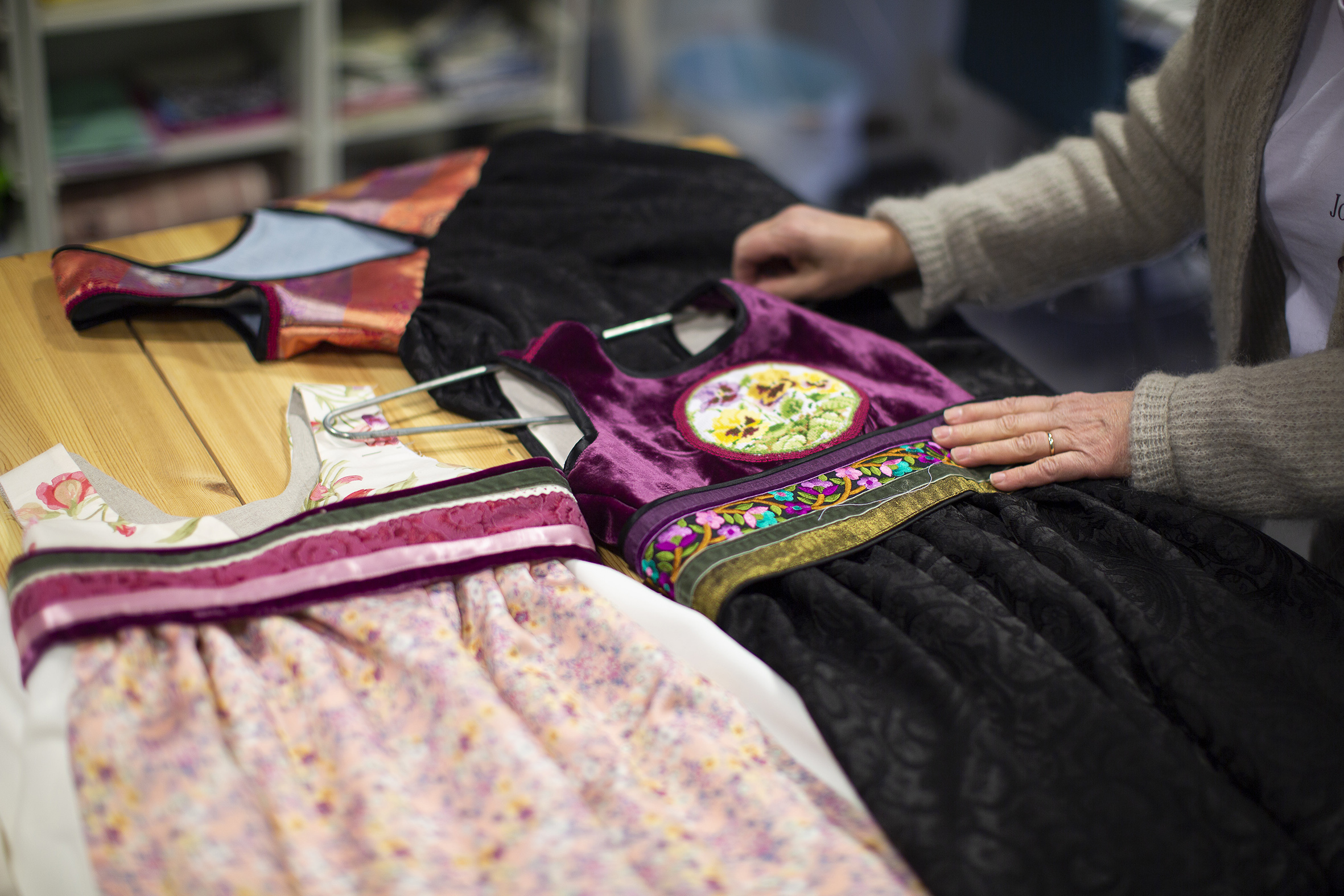 Et utvalg avfargerike fantasibunader sydd av brukerene på Jobben, ligger på et bord.