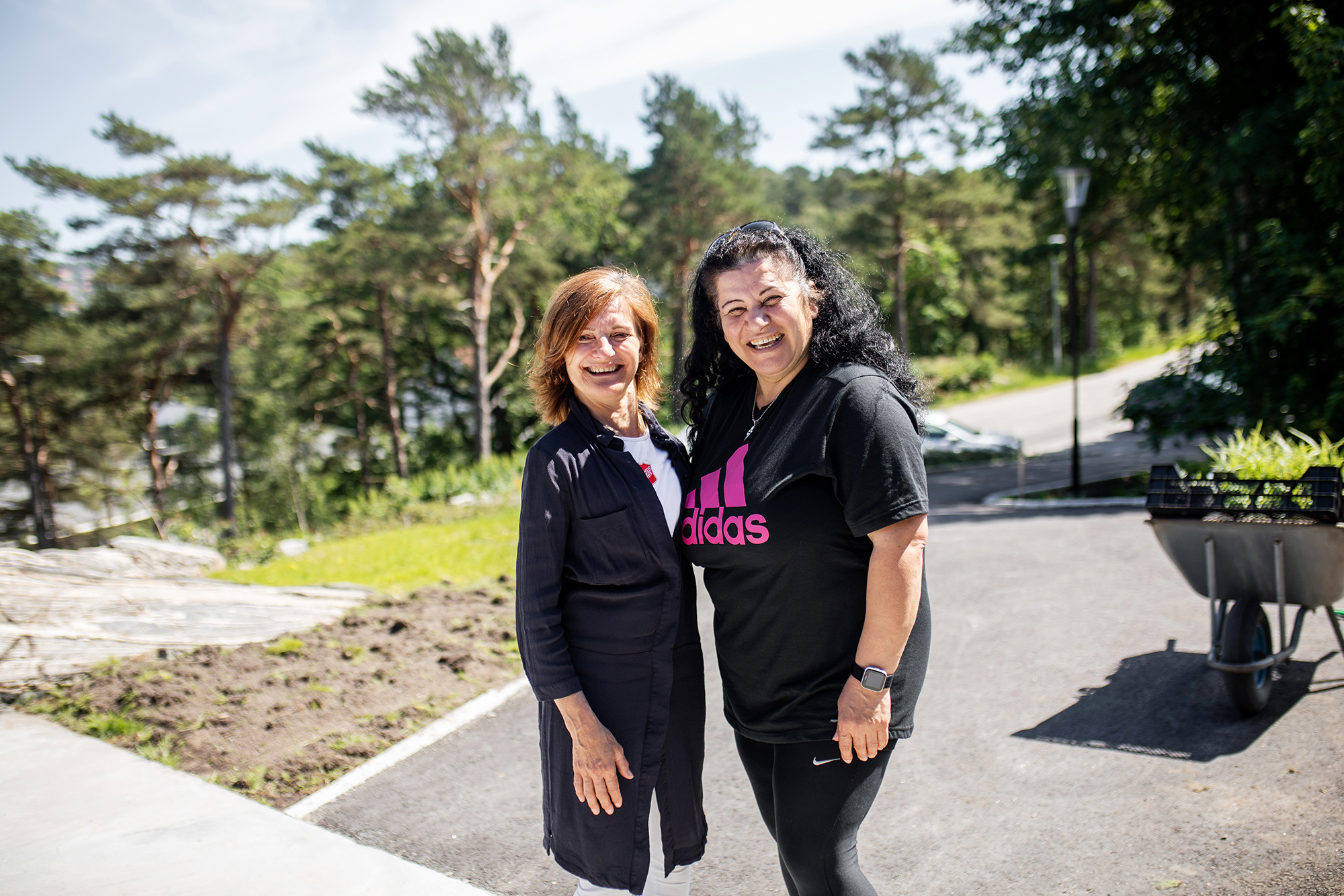 Kari Klingsheim, diakoniarbeider i Frelsesarmeen, og Rola Warda har blitt gode venner. Her står de tett sammen og smiler til kamera.