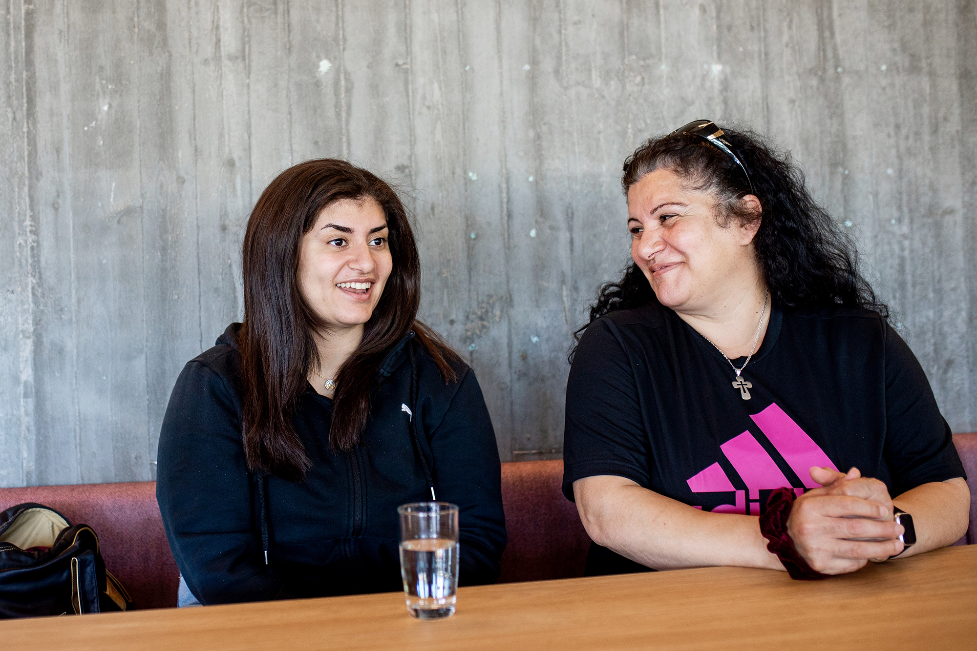 Rolas datter Karen var sju år da de flyktet fra Libanon. Nå er hun 19 år. Her sitter hun sammen med moren sin i FA sine lokaler i Kristiansund.