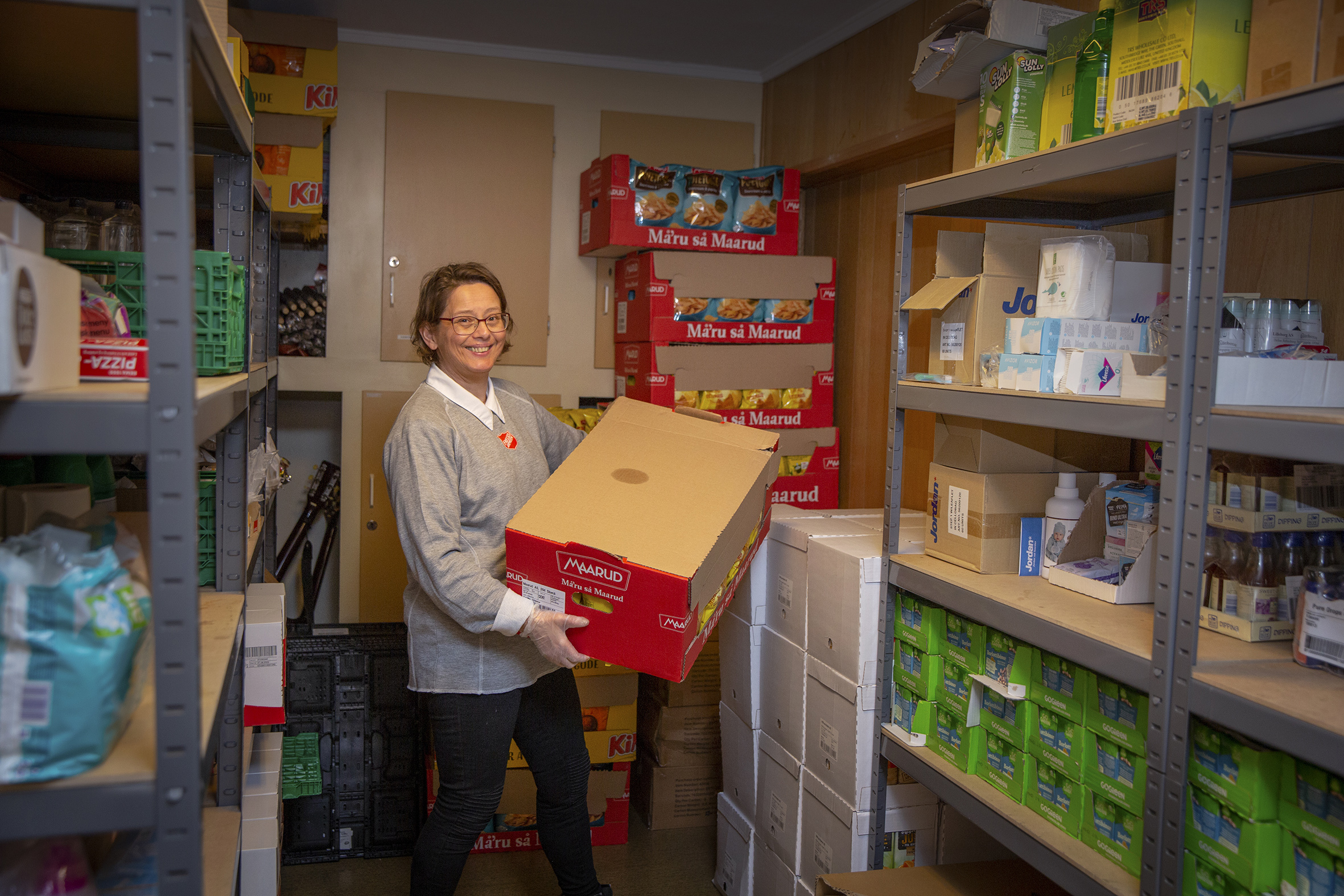 Pengene fra Julegryta blir til mye god hjelp. Her inne på lageret med julegaver og tørrmat