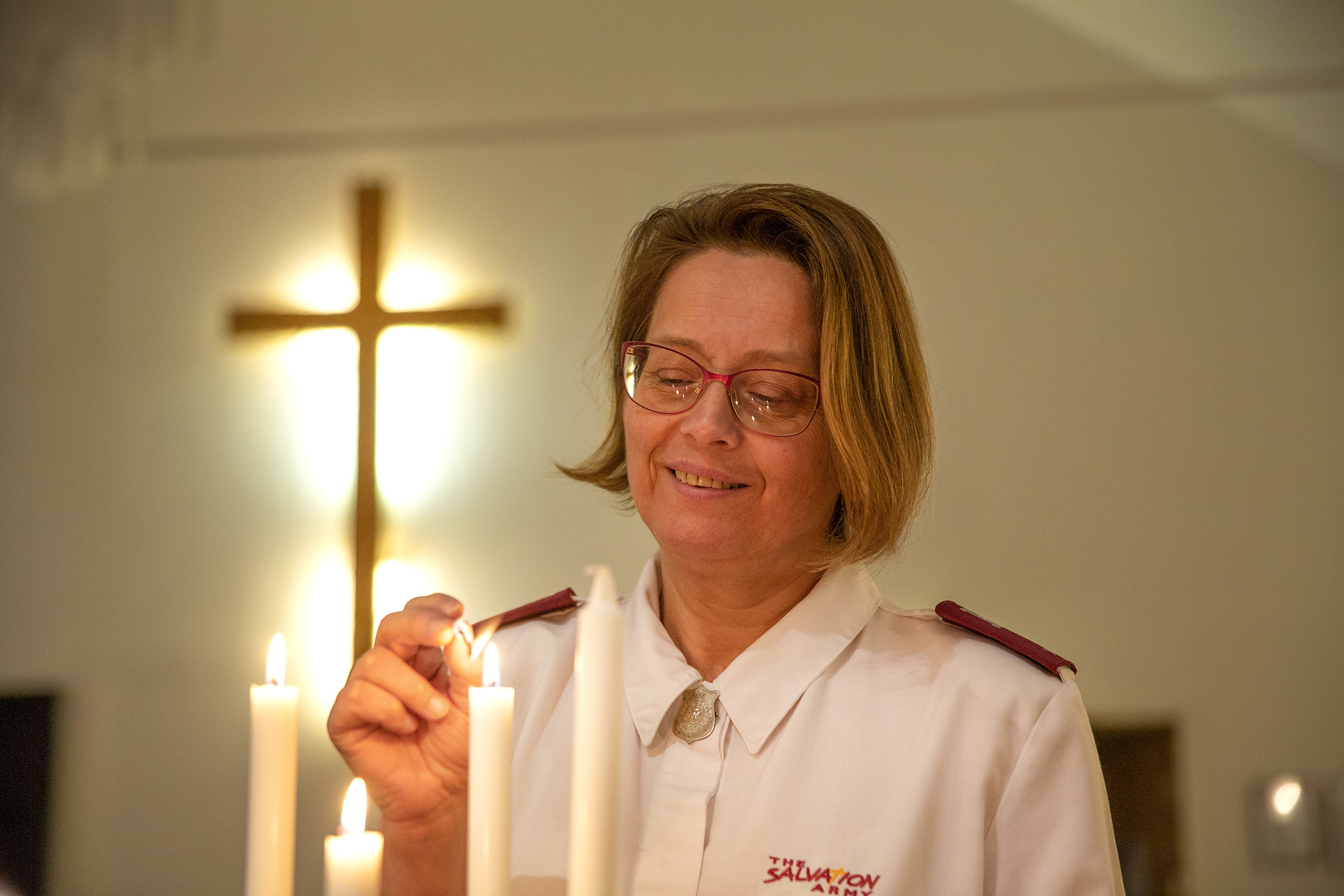 Løytnant Britt Levine Lundin, leder for Frelsesarmeen i Fredrikstad, tenner lys på Fredriksstad korps