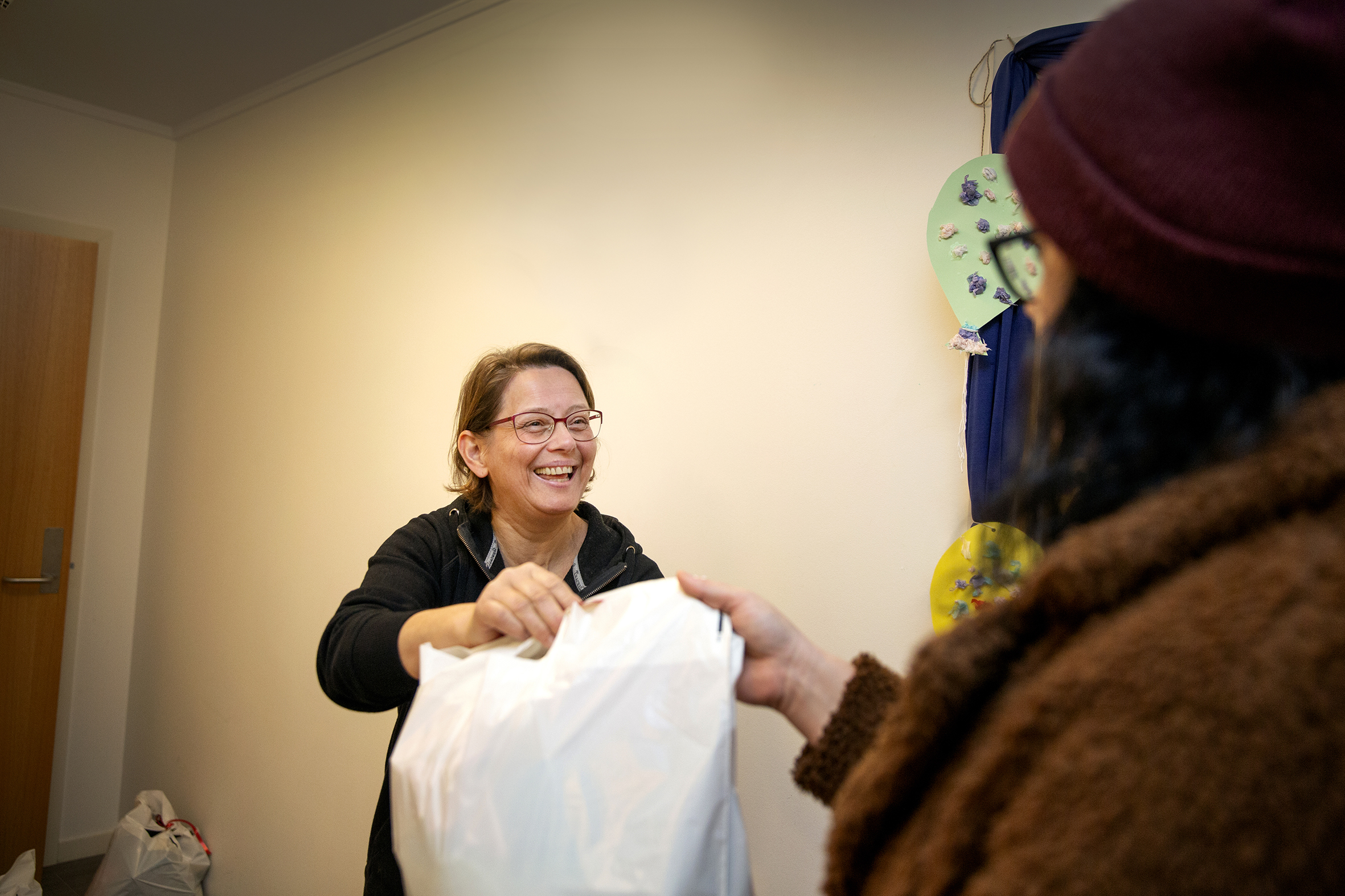 Britt Levine Lundin gir en pose med gaver til en mor som trenger litt ekstra til jul