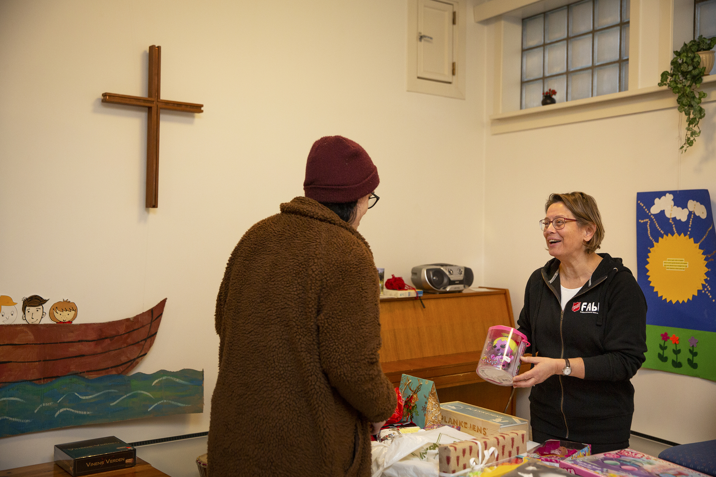 Britt Levine Lundin her sammen med en mor som trenger litt ekstra til jul