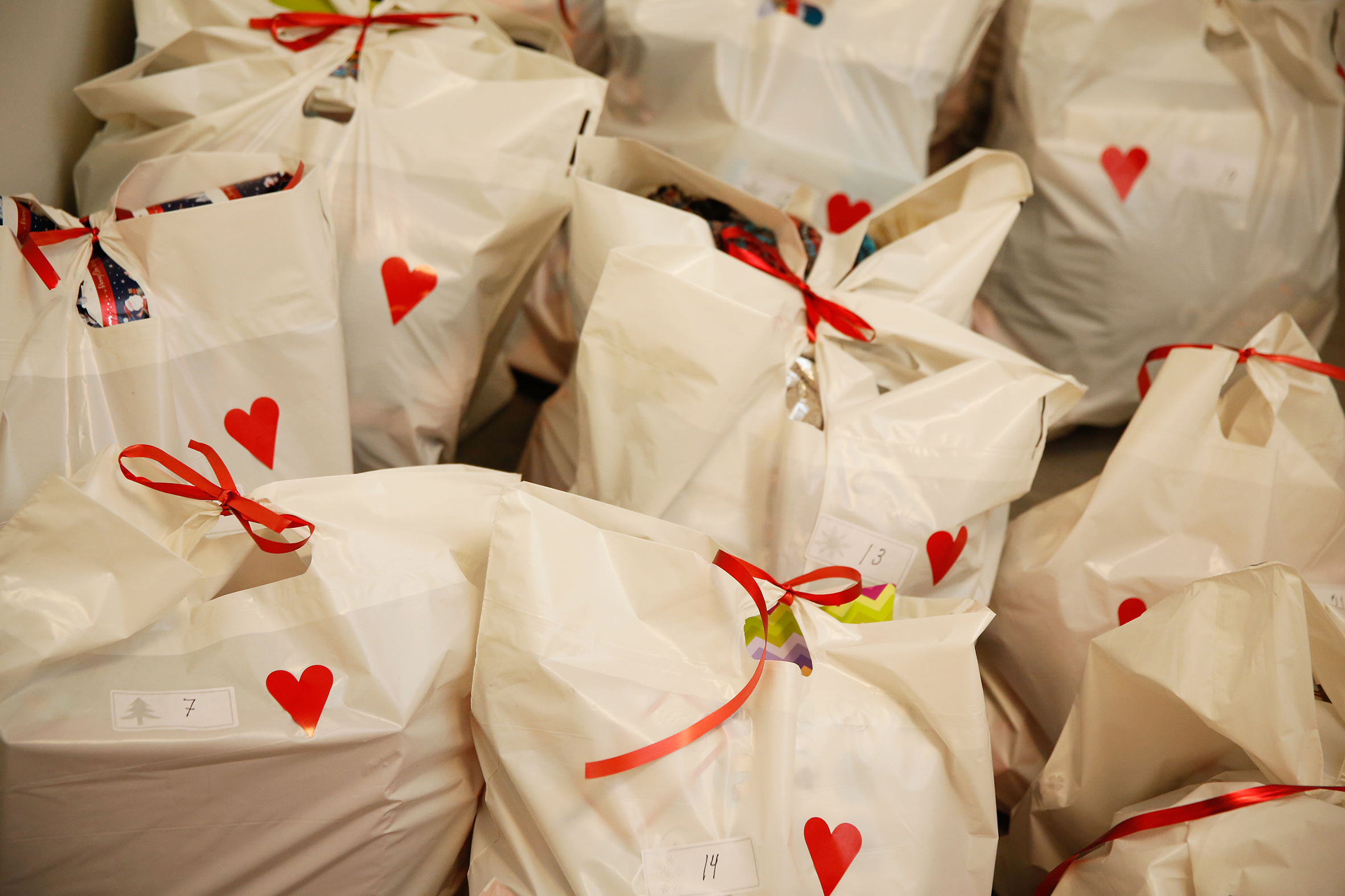 Gaveposeene står klare til henting, med røde hjerter og sløyfe på.