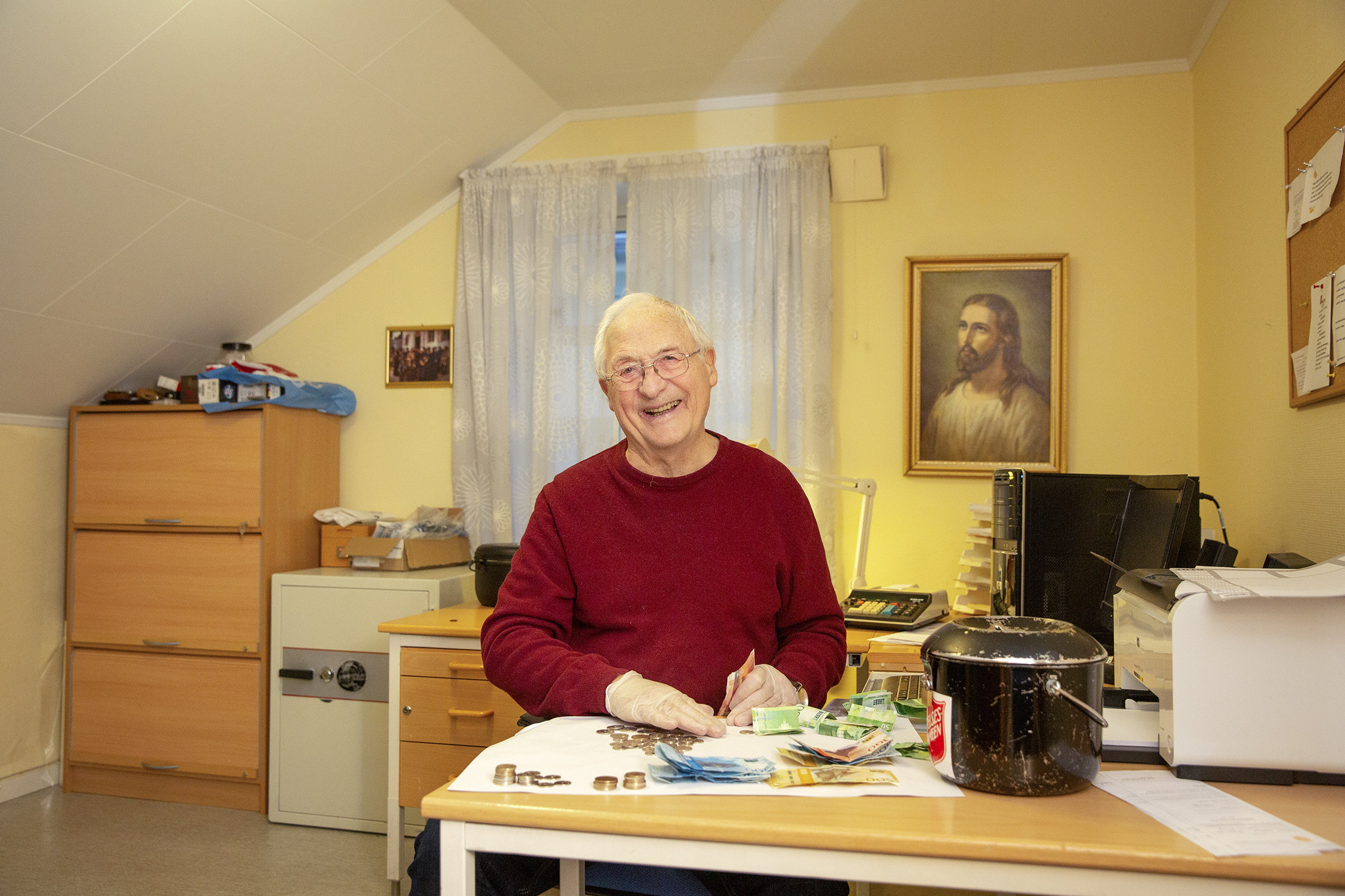 Olav Askevold er soldat i Frelsesarmeen og ansvarlig for at pengene i Julegryta telles og registreres riktig. Her på kontoret med julegryta og dagens bidrag.