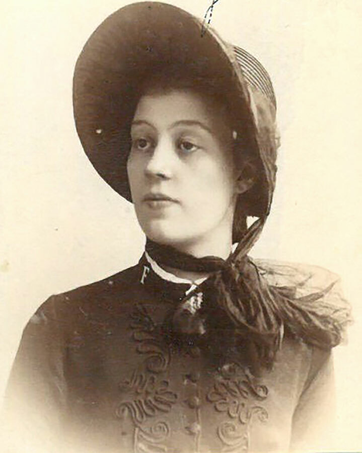 Foto: Gammelt, gulnet portrett av en kvinne med stor kyse på hodet. Hun ser alvorlig framfor seg.