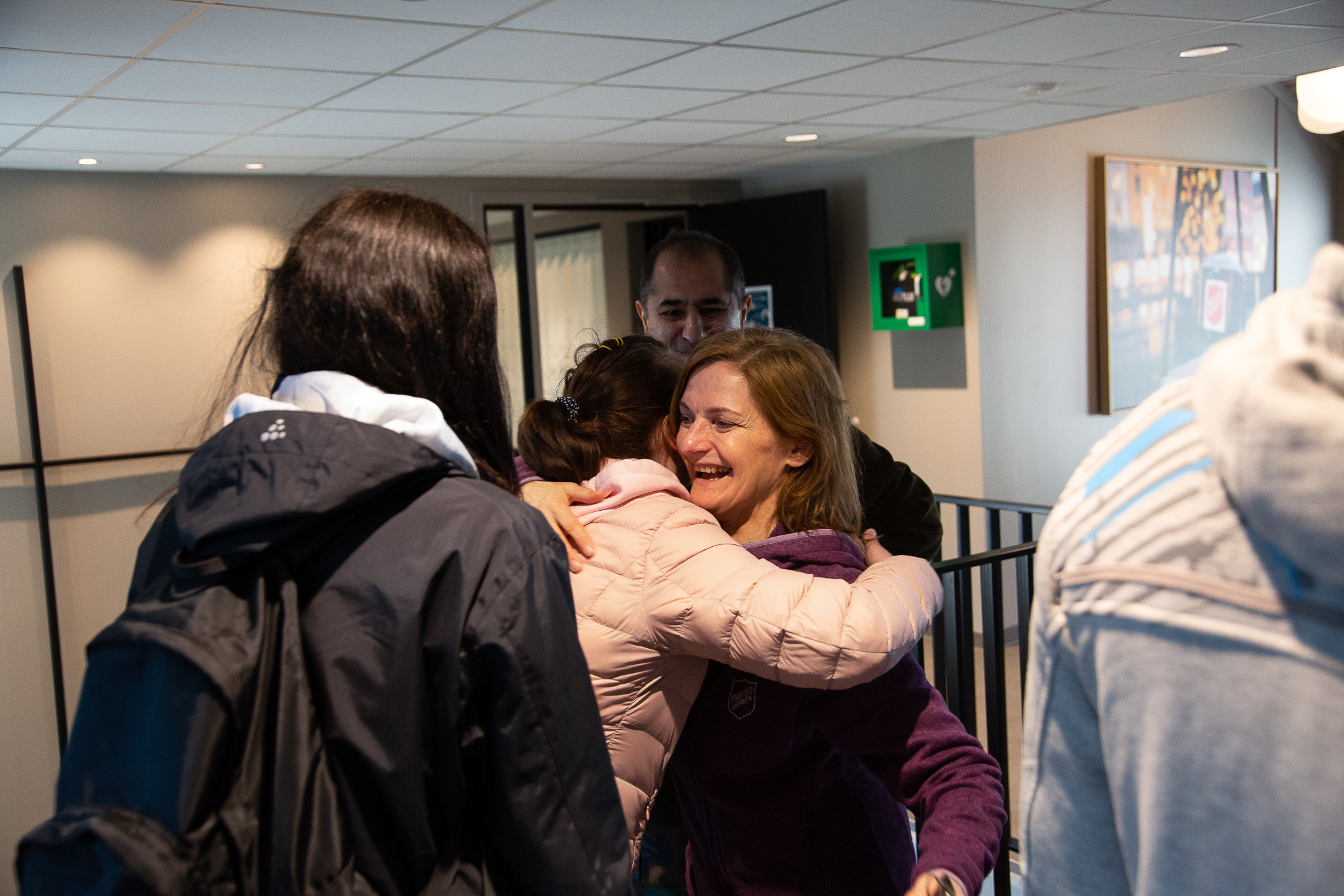 Diakoniarbeider Kari Klingsheim klemmer en person.