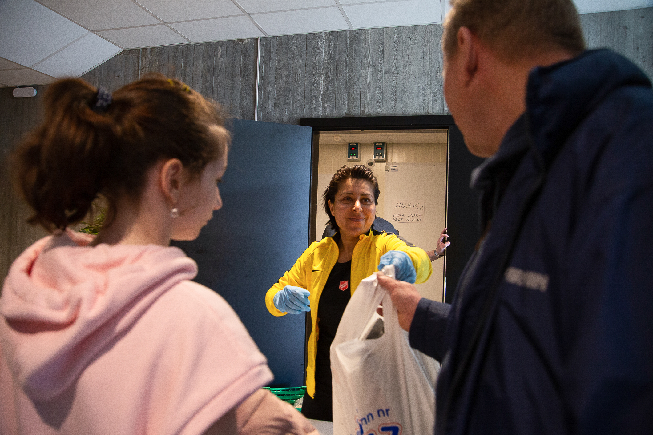 Sheikiba Alizodah, frivillig, deler ut matposer.