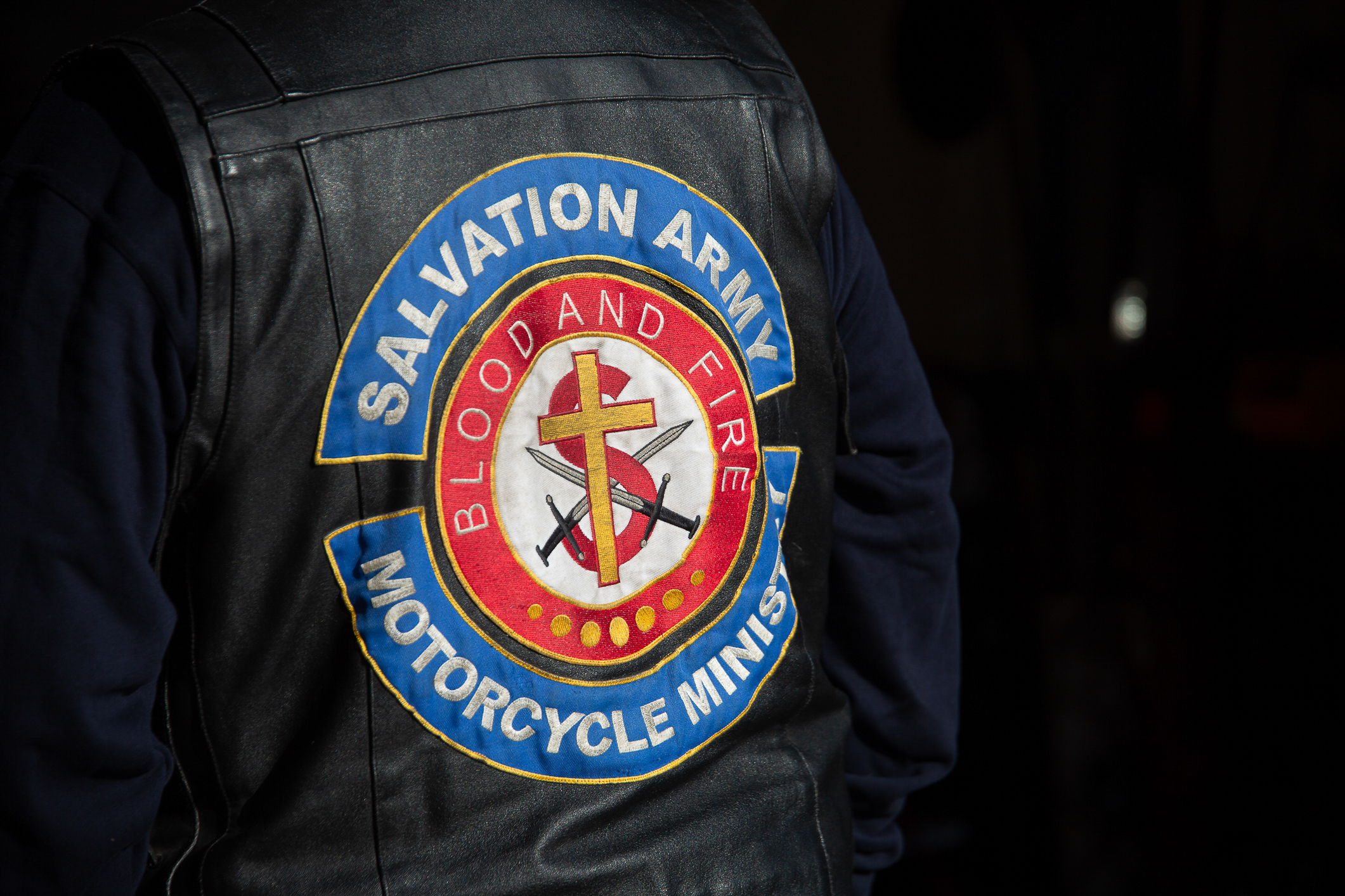 Ungdommer som mekker på crosseren.