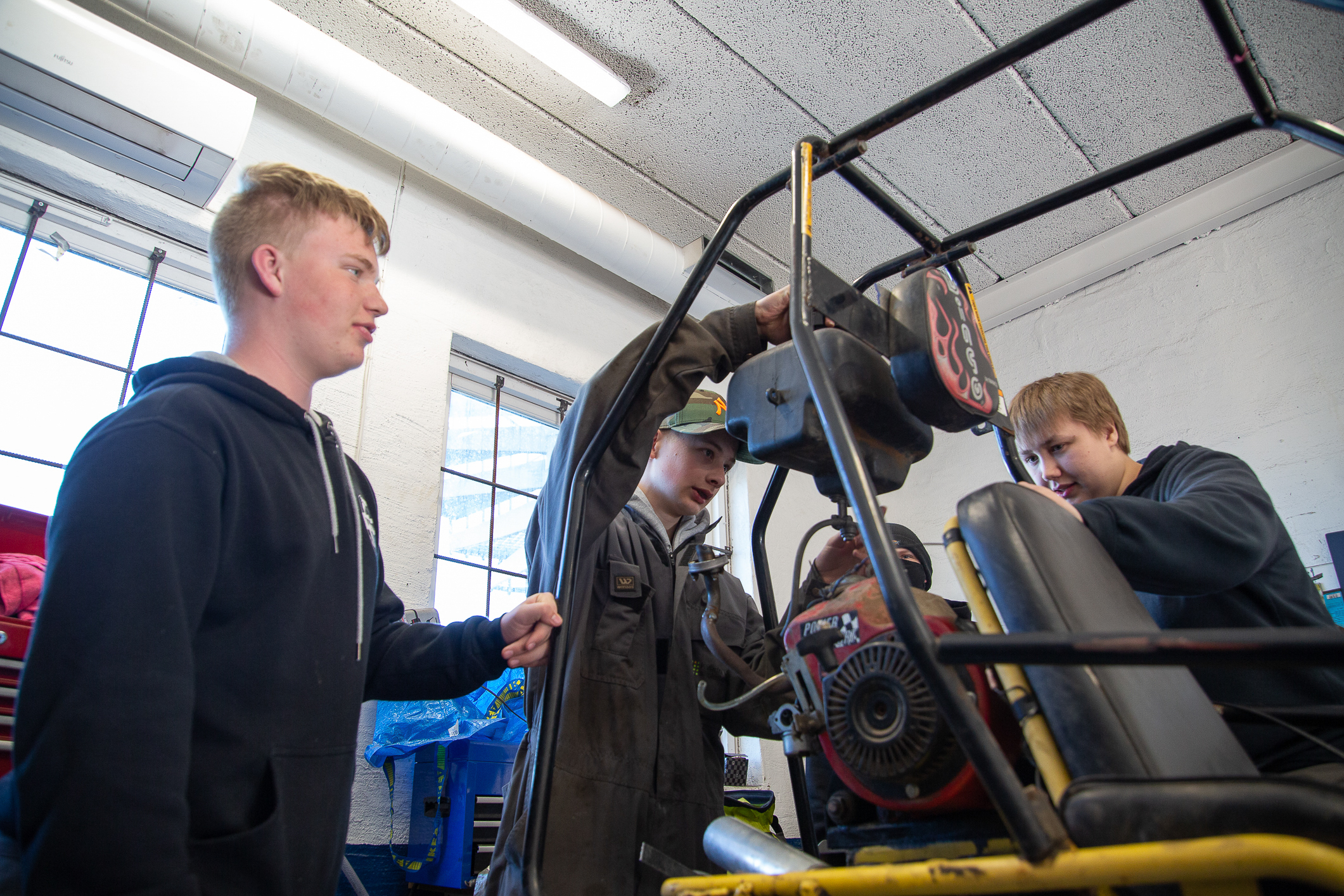 Ungdommer som mekker på crosseren.