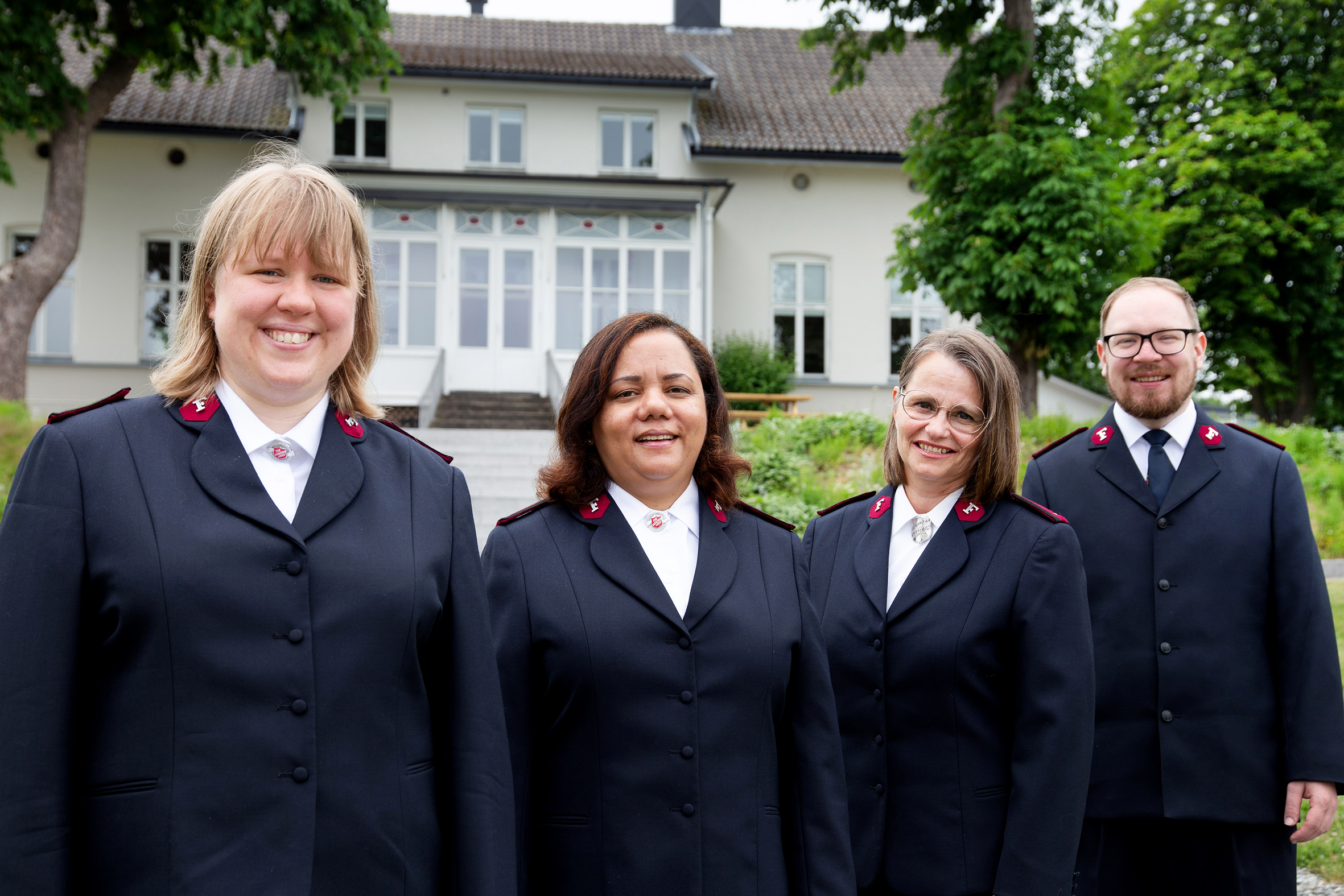 Zoila Berg, Siw-Marlen Arctander, Lárus Óskar Sigmundsson og Ingvild Skartveit står utenfor offiserskolen på Jeløy