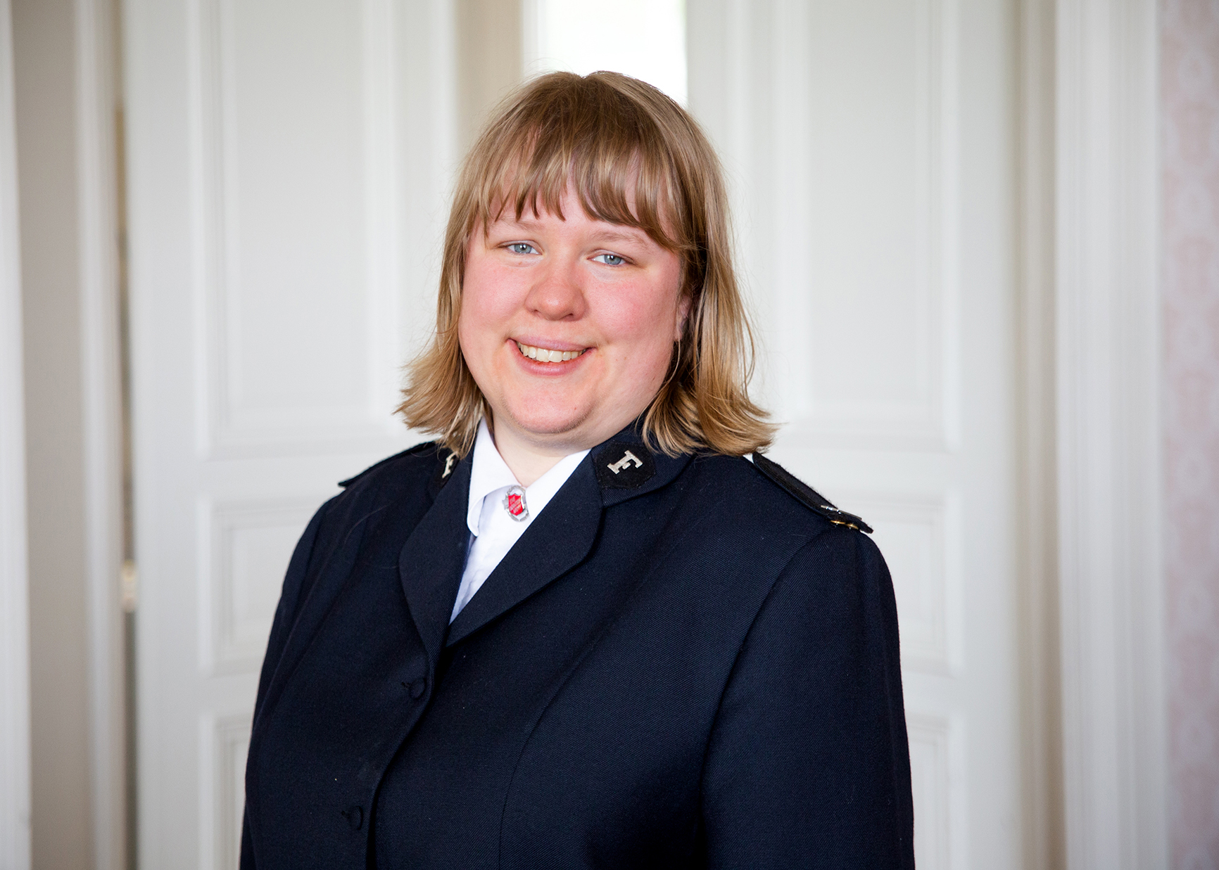 Ingvild Skartveit er den av de fire som feirer fullført offiserutdanning.