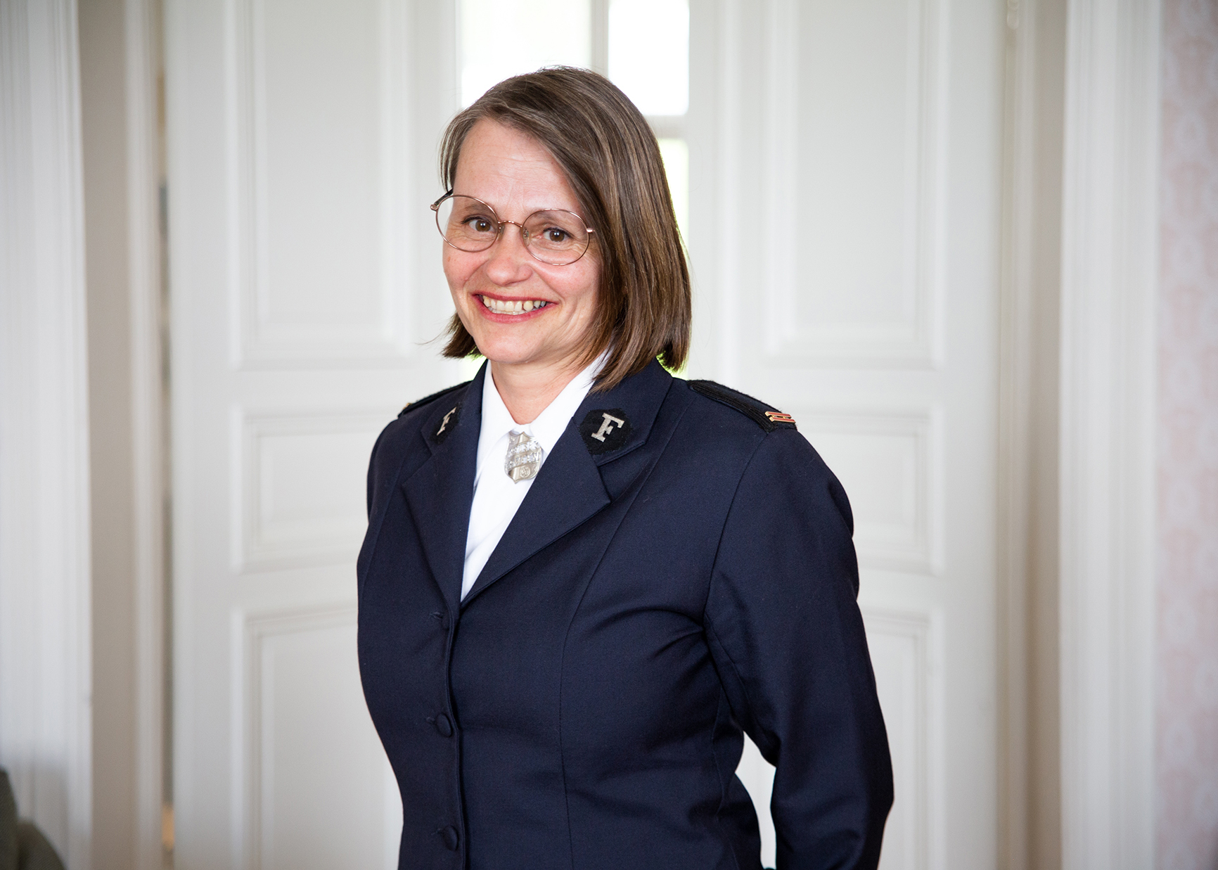 Løytnant Siw-Marlen Arctander feirer fullført offisersutdanning i ny uniform og et stort smil