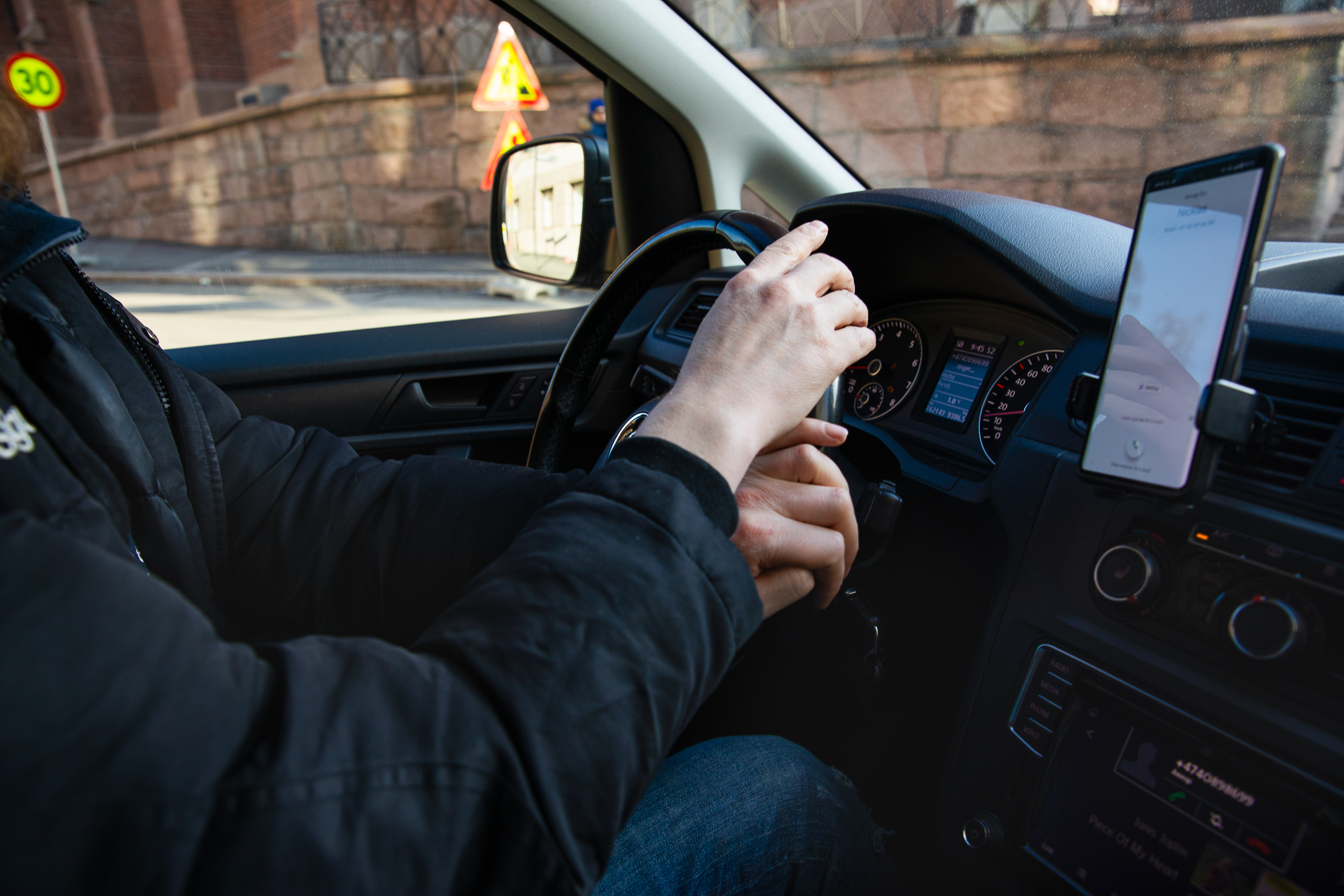 Sjåfør kjører bil i byen