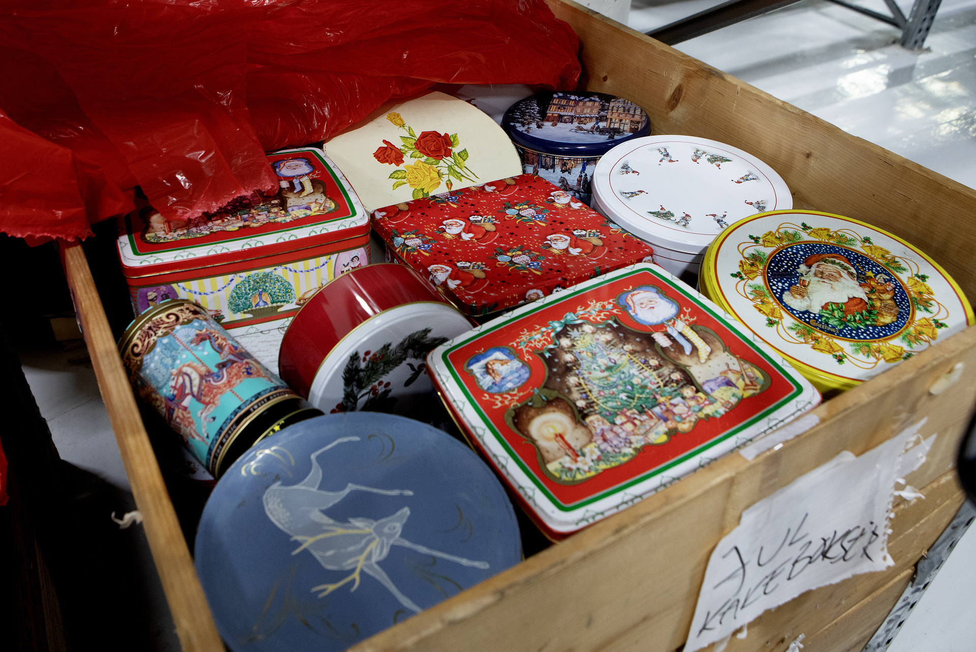 Mange kakebokser med julemotiv i en trekasse