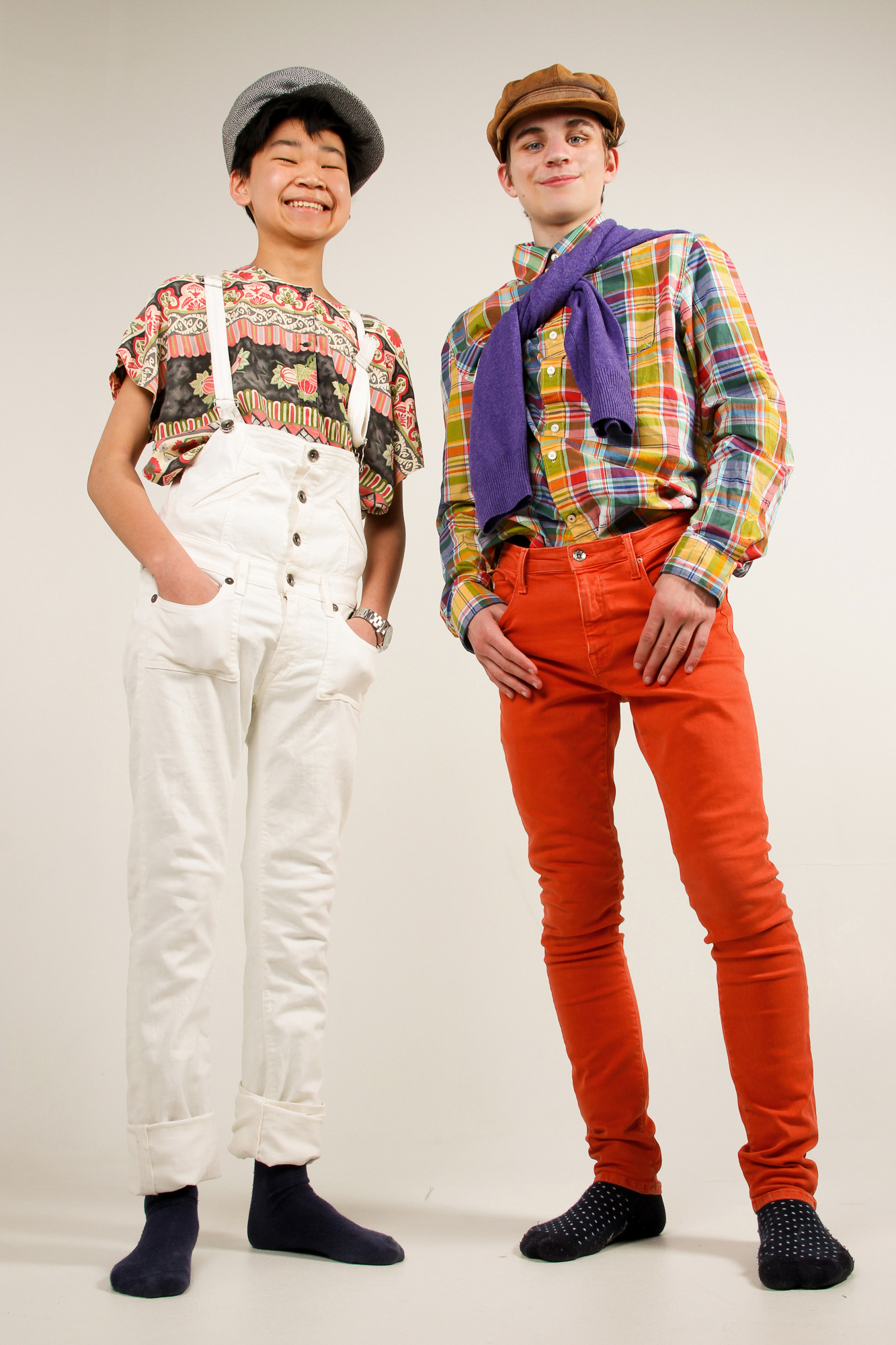 To gutter poserer i spraglete skjorter, hvit snekkerbukse og rød cord bukse, begge har sixpence på hodet.