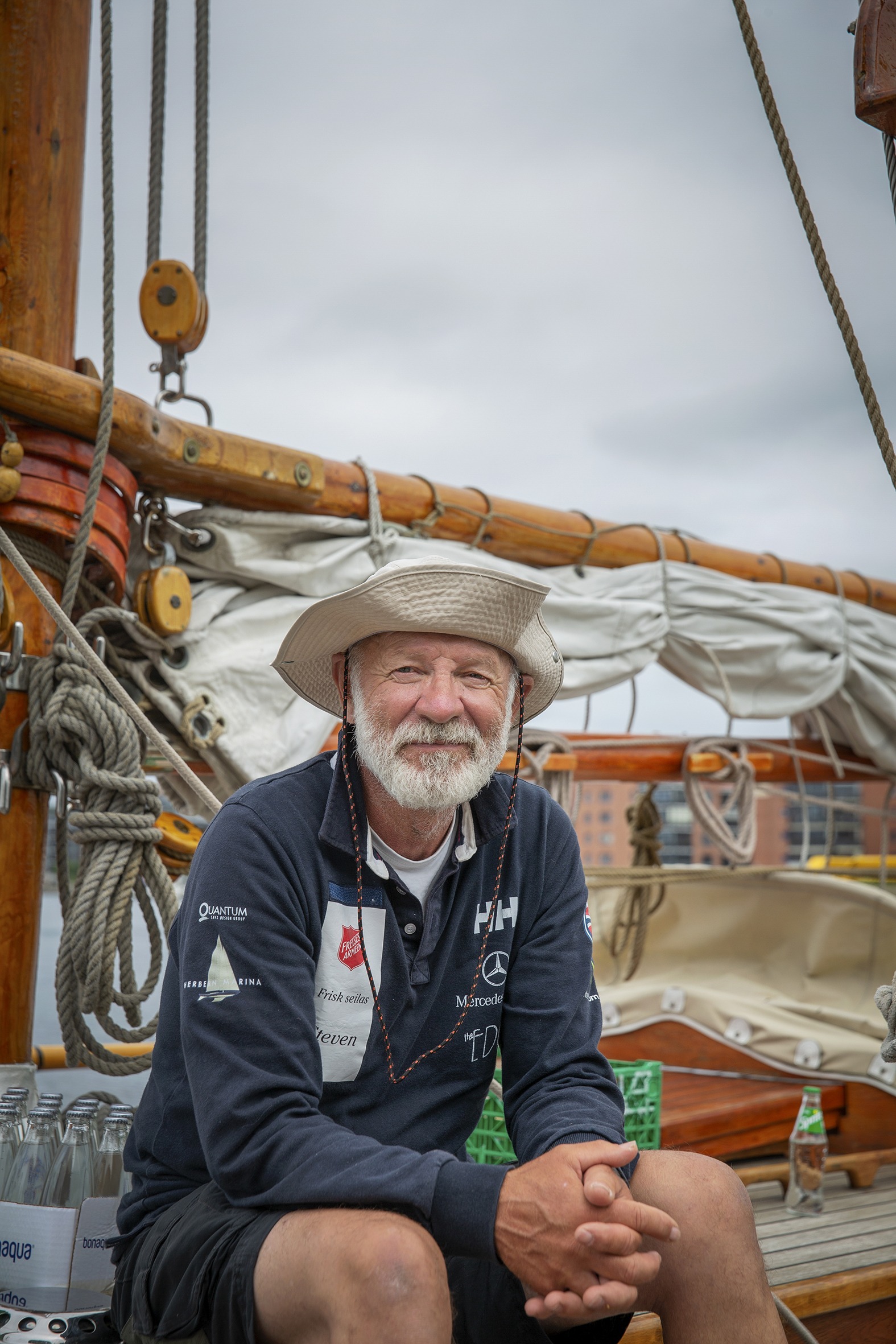 Skøyta Cathrie Booth ligger til kai med mannskap fra frelsesarmeen og deltakere fra rusomsorgen