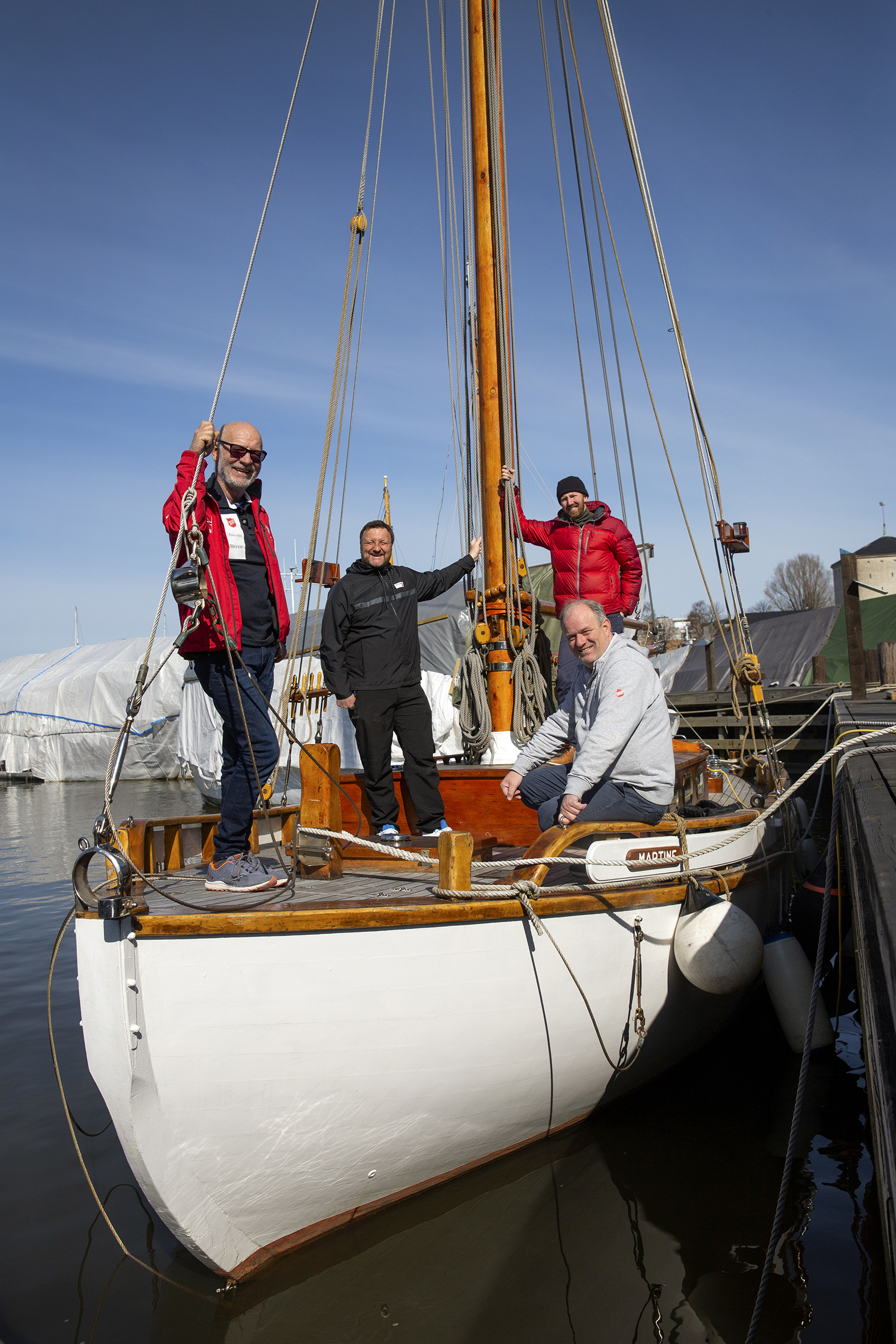 Skøyta Cathrie Booth ligger til kai med mannskap fra frelsesarmeen og deltakere fra rusomsorgen