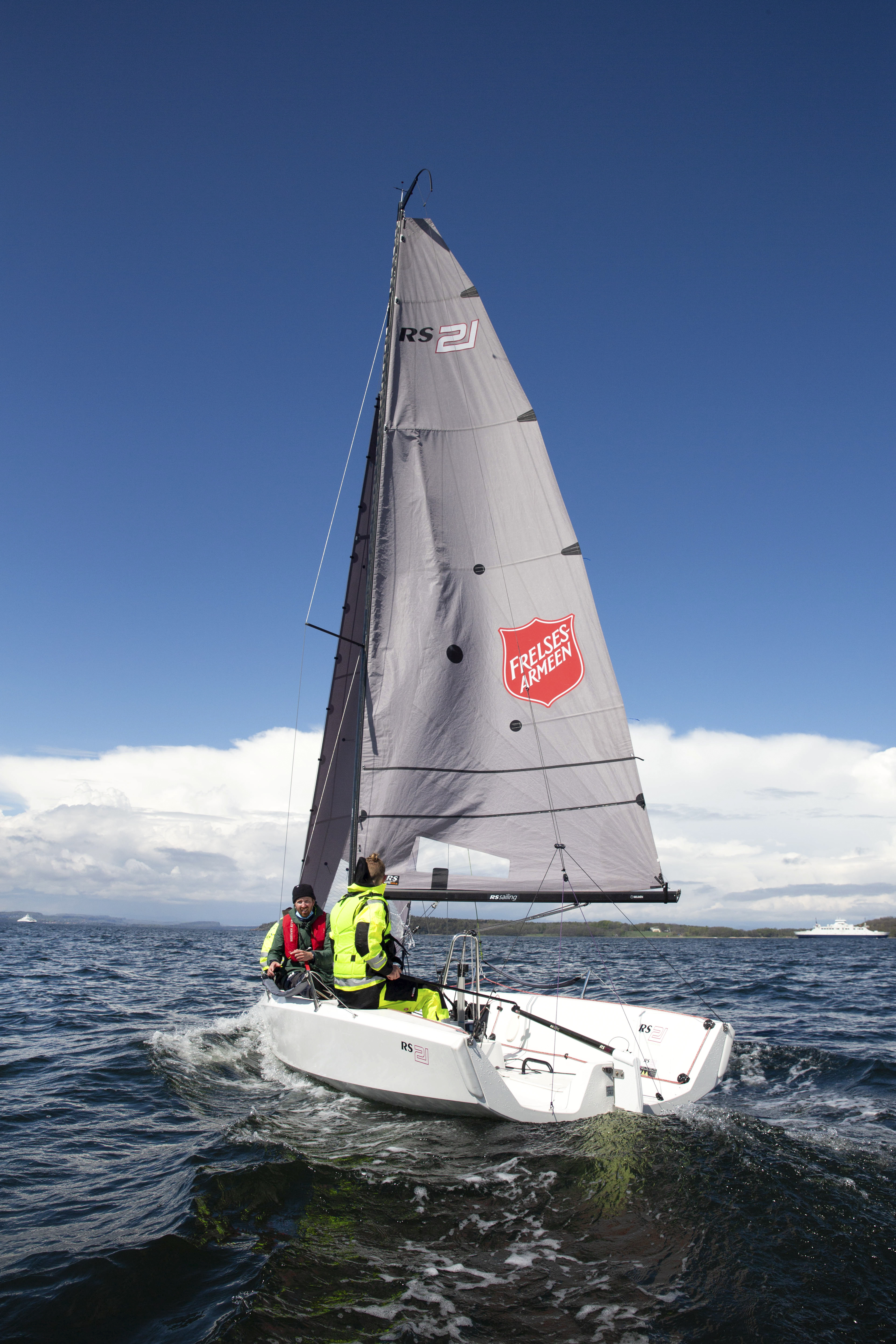 Seilbåt fra Frisk seilas på havet.