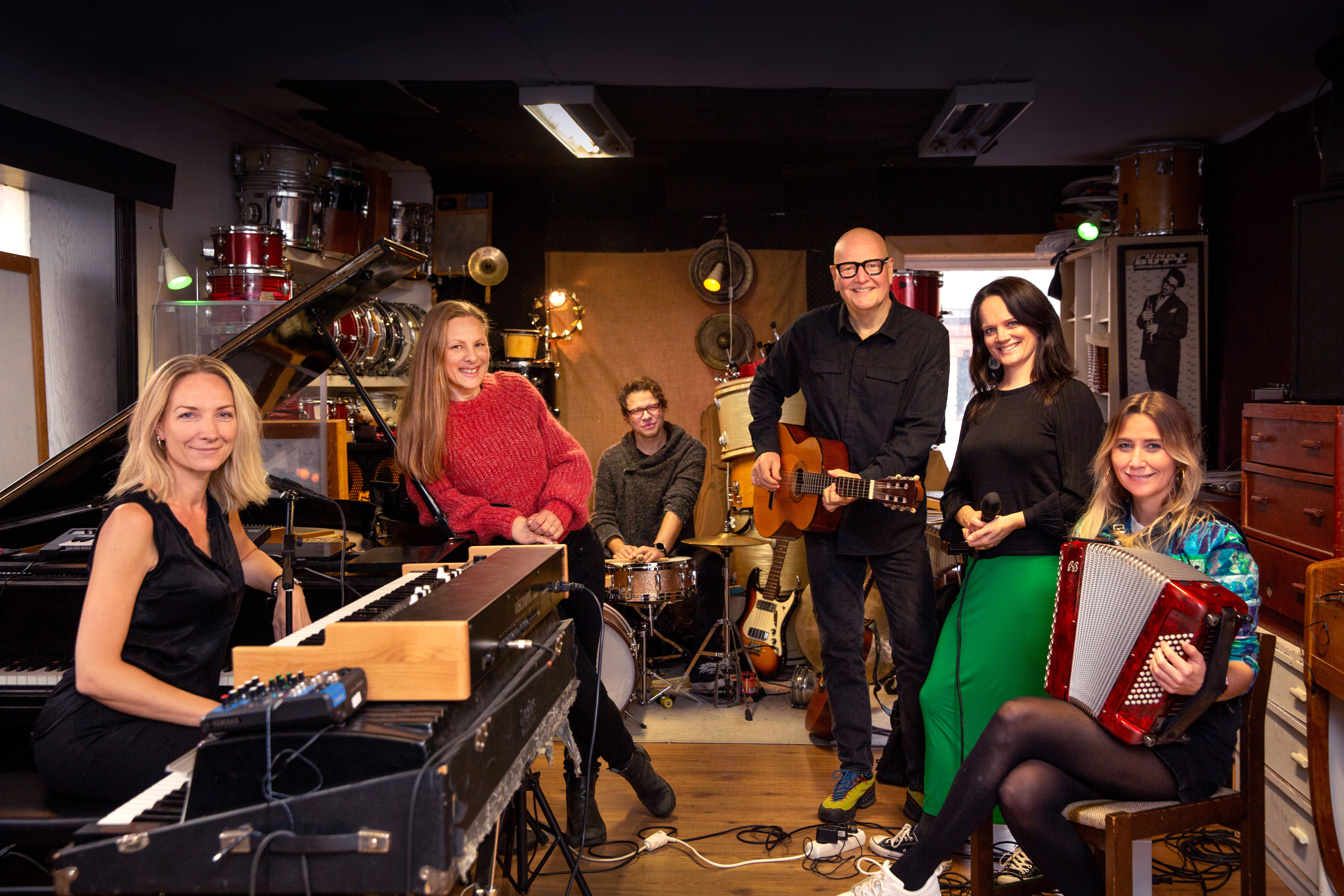 ildet av bandet som skal på juleturne. Her er alle seks samlet i studio.