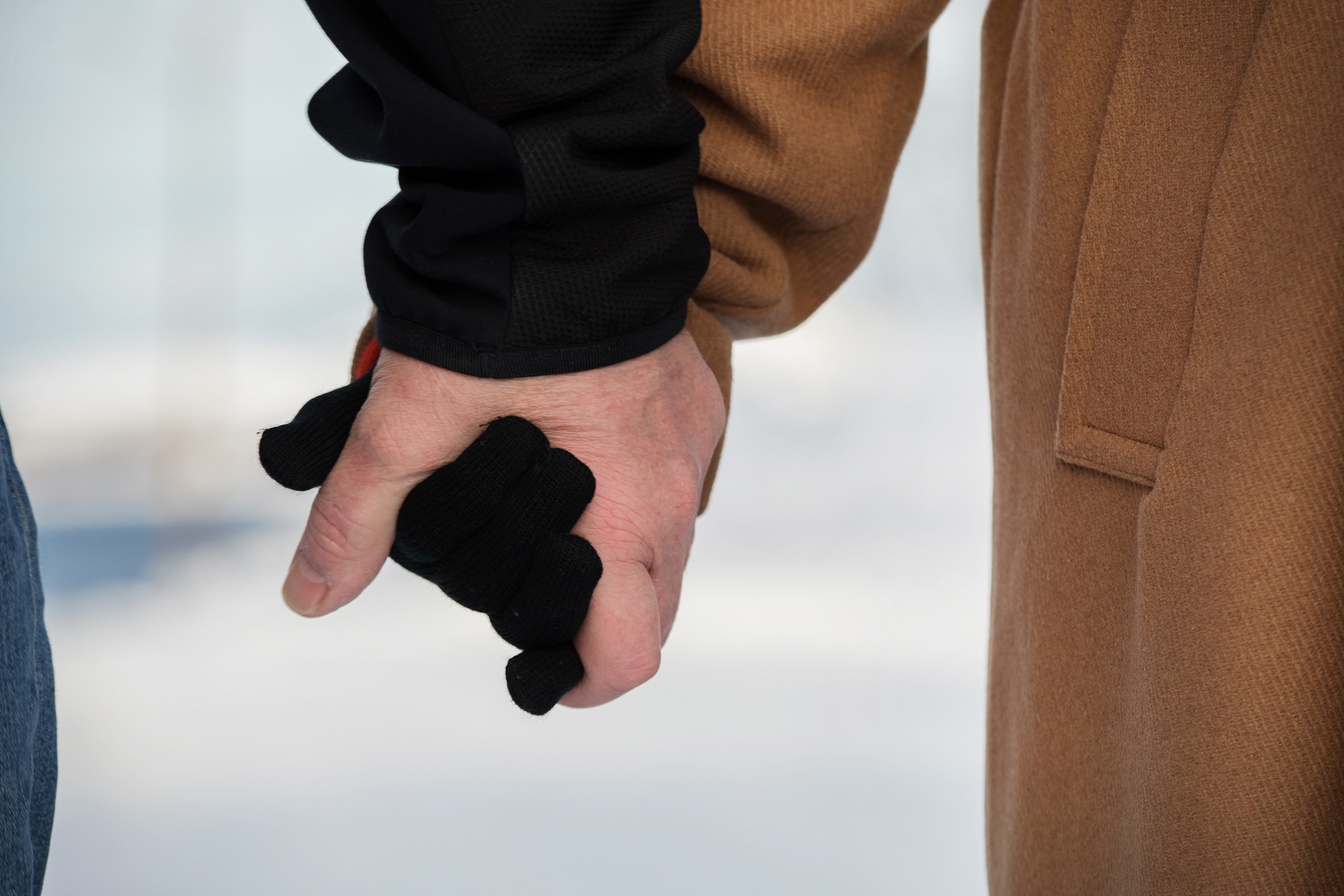 Frode Berg holder hånda til kona Anita