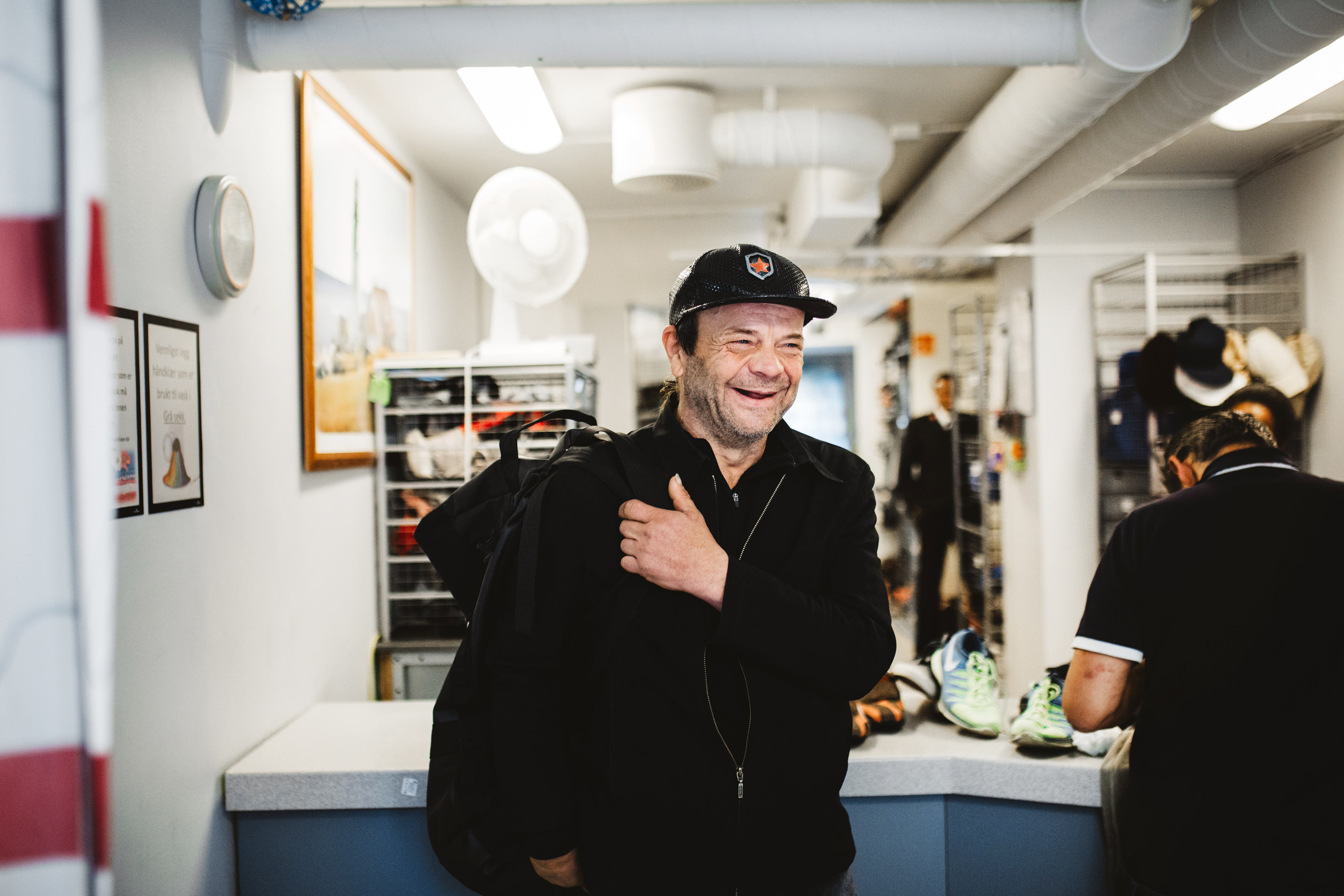 En bruker får klær fra klesutdeling på Fyrlyset og klærne kommer fra Fretex sitt sorteringsanlegg